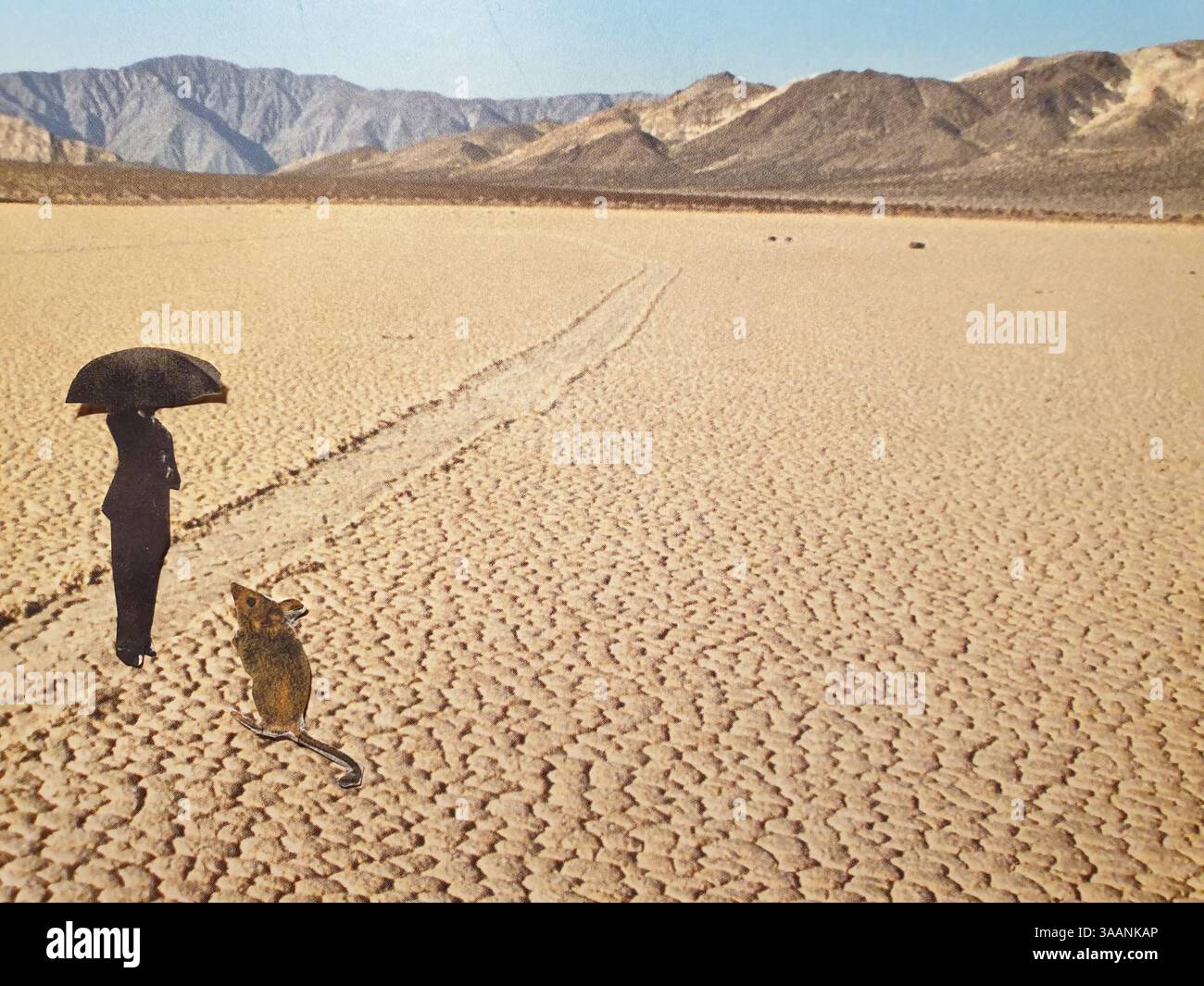 Art conceptuel de collage surréaliste d'un homme et d'une souris perdus dans le désert Banque D'Images