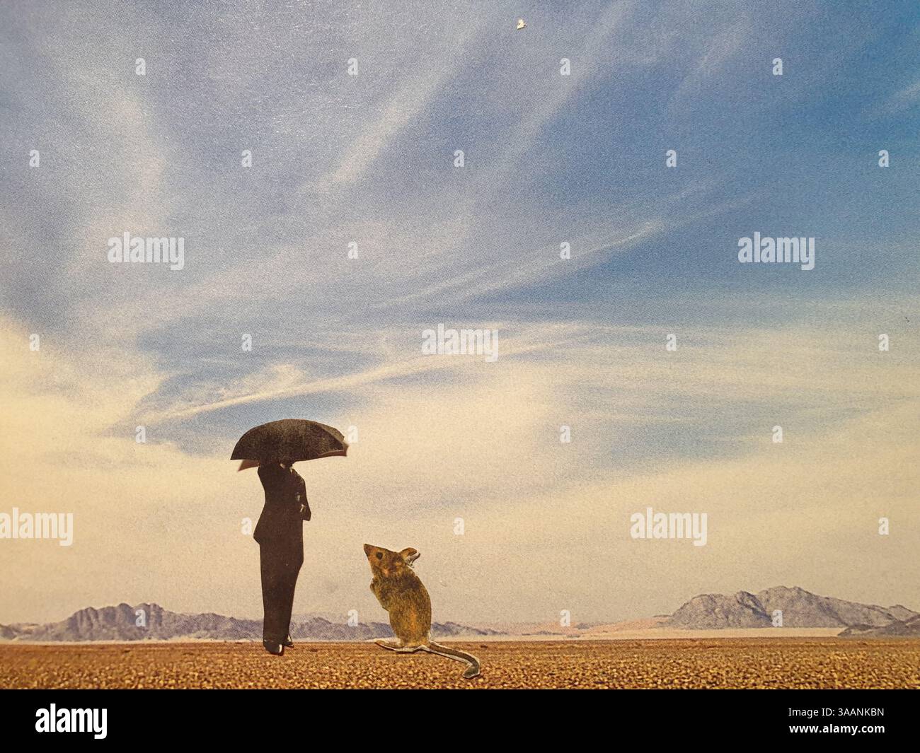 Art conceptuel de collage surréaliste d'un homme et d'une souris perdus dans le désert Banque D'Images