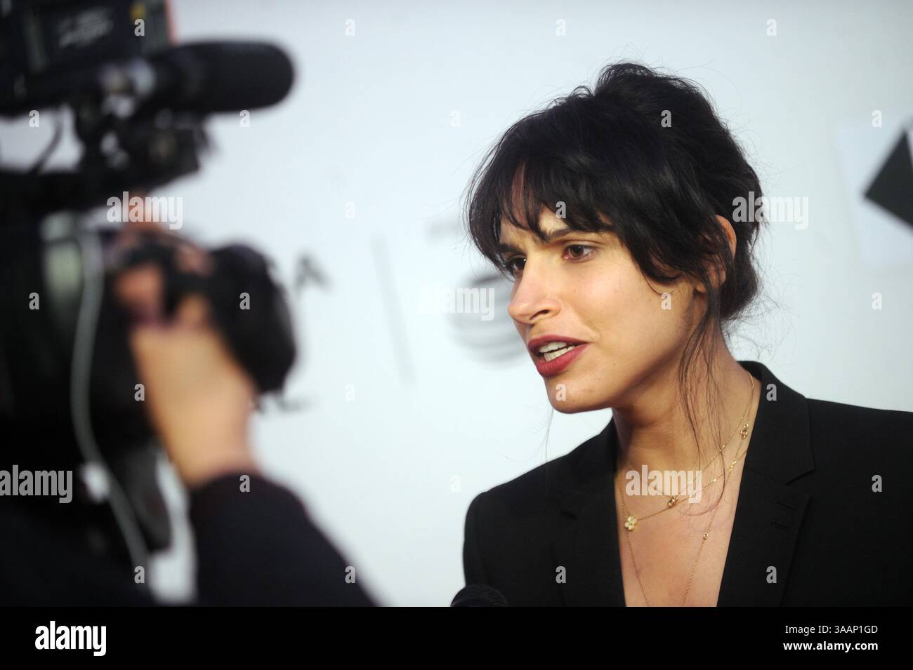 Desiree akhavan Banque de photographies et d’images à haute résolution ...