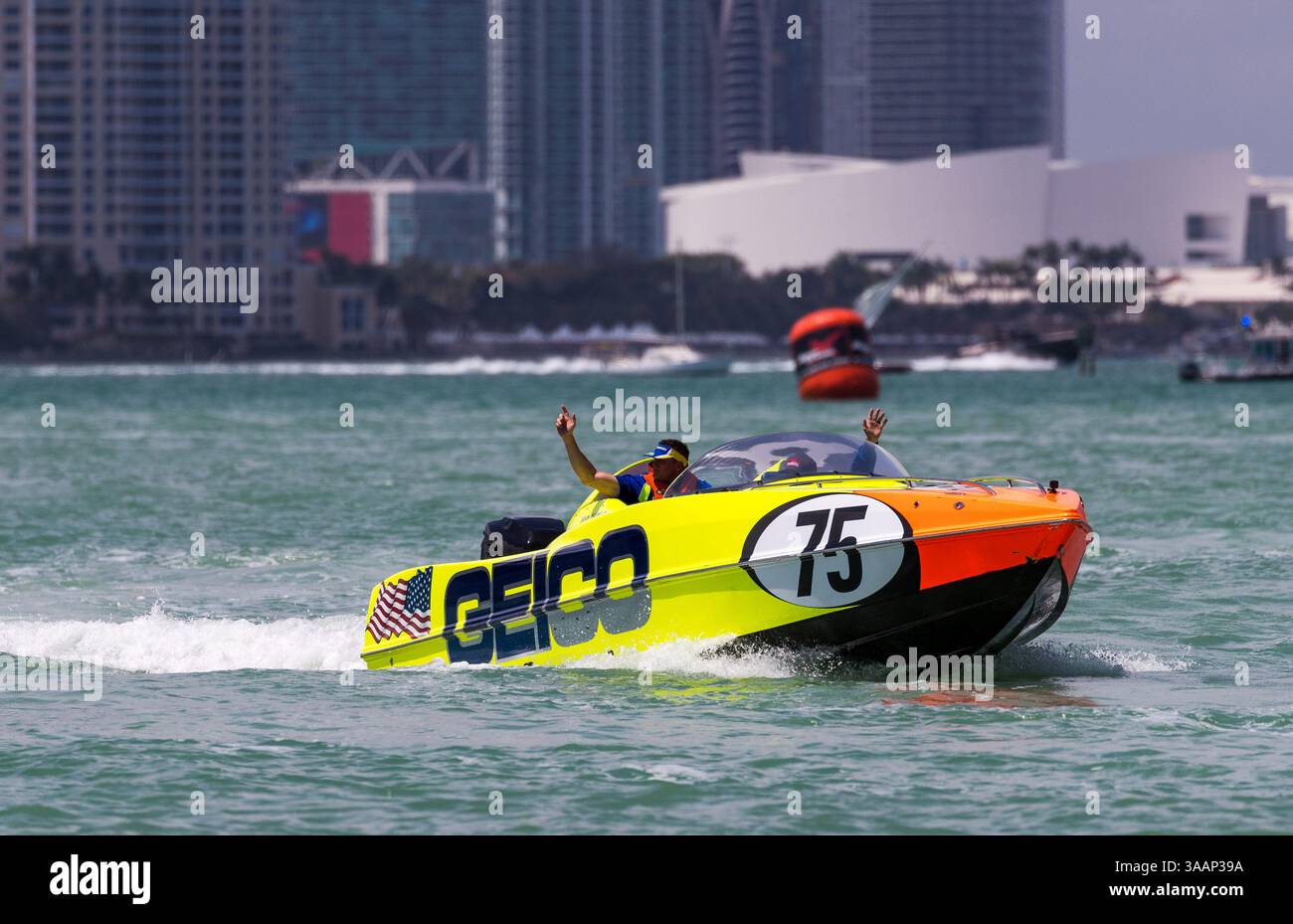 22 avril 2018 : Team GEICO Racing (75) fait des vagues à la foule alors qu'ils terminent la ronde d'entraînement pour le départ de la course P1 Superstock USA lors du Grand Prix P1 de Miami 2018 qui s'est tenu au Miami Marine Stadium de Key Biscayne, Floride, États-Unis. Mario Houben/CSM(image de crédit : © ; Mario Houben/CSM via ZUMA Wire) Banque D'Images