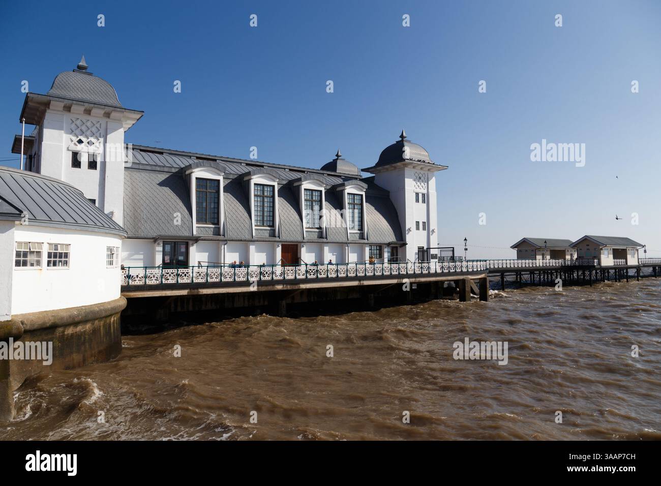 Penarth, pays de Galles du Sud, Royaume-Uni. 1er avril 2025. Fortes marées printanières ce matin à 13 mètres. Crédit : Andrew Bartlett/Alamy Live News Banque D'Images Penarth, pays de Galles du Sud, Royaume-Uni. 1er avril 2025. Fortes marées printanières ce matin à 13 mètres. Crédit : Andrew Bartlett/Alamy Live News Banque D'Images