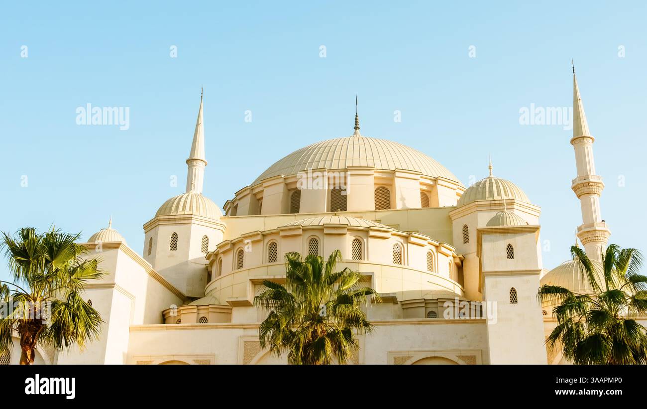 La nouvelle Grande Mosquée Sheikh Zayed à Fujairah, Émirats arabes Unis. Photo de haute qualité Banque D'Images