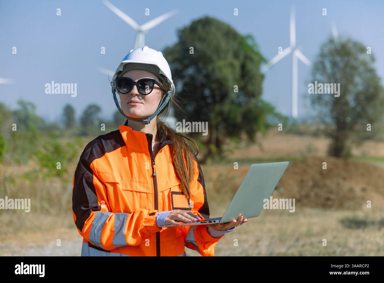 Technicien d'ingénieur professionnel vérifiant la centrale électrique propre de turbine éolienne d'entretien de service. Générateur d'électricité éolienne f Banque D'Images