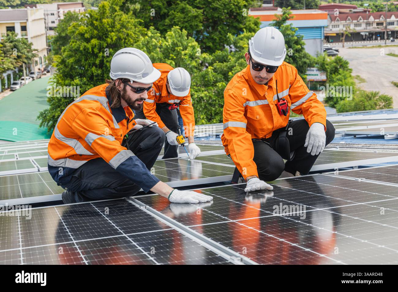Ingénieur professionnel Service panneau solaire. Entretien du travailleur nettoyage remplacement du panneau solaire. Système de panneau photovoltaïque solaire dans le toit de l'industrie. Enregistrement Banque D'Images