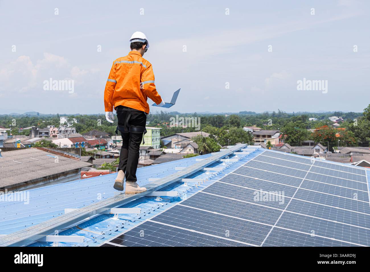Ingénieur professionnel Service panneau solaire. Entretien du travailleur nettoyage remplacement du panneau solaire. Banque D'Images