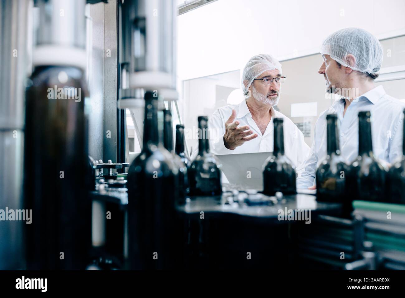 maintenance de service d'expert d'équipe de technicien d'ingénieur professionnel. homme vérifiant la machine dans la ligne de production d'usine de boisson pour certifier la norme de qualité Banque D'Images