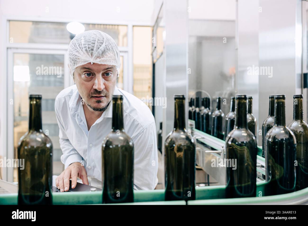 maintenance de service d'expert d'équipe de technicien d'ingénieur professionnel. homme vérifiant la machine dans la ligne de production d'usine de boisson pour certifier la norme de qualité Banque D'Images