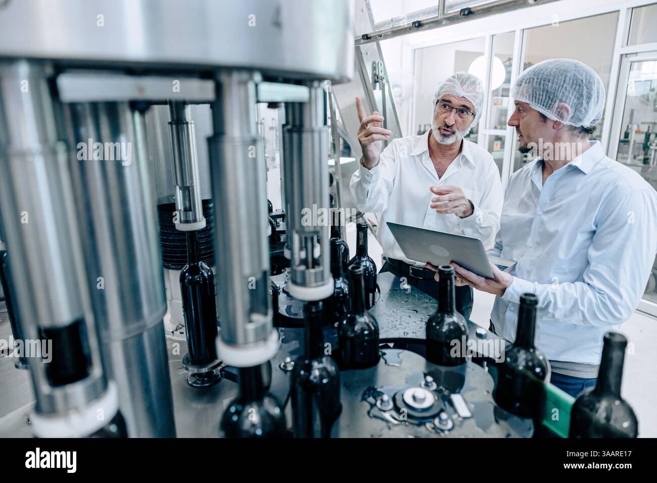maintenance de service d'expert d'équipe de technicien d'ingénieur professionnel. homme vérifiant la machine dans la ligne de production d'usine de boisson pour certifier la norme de qualité Banque D'Images