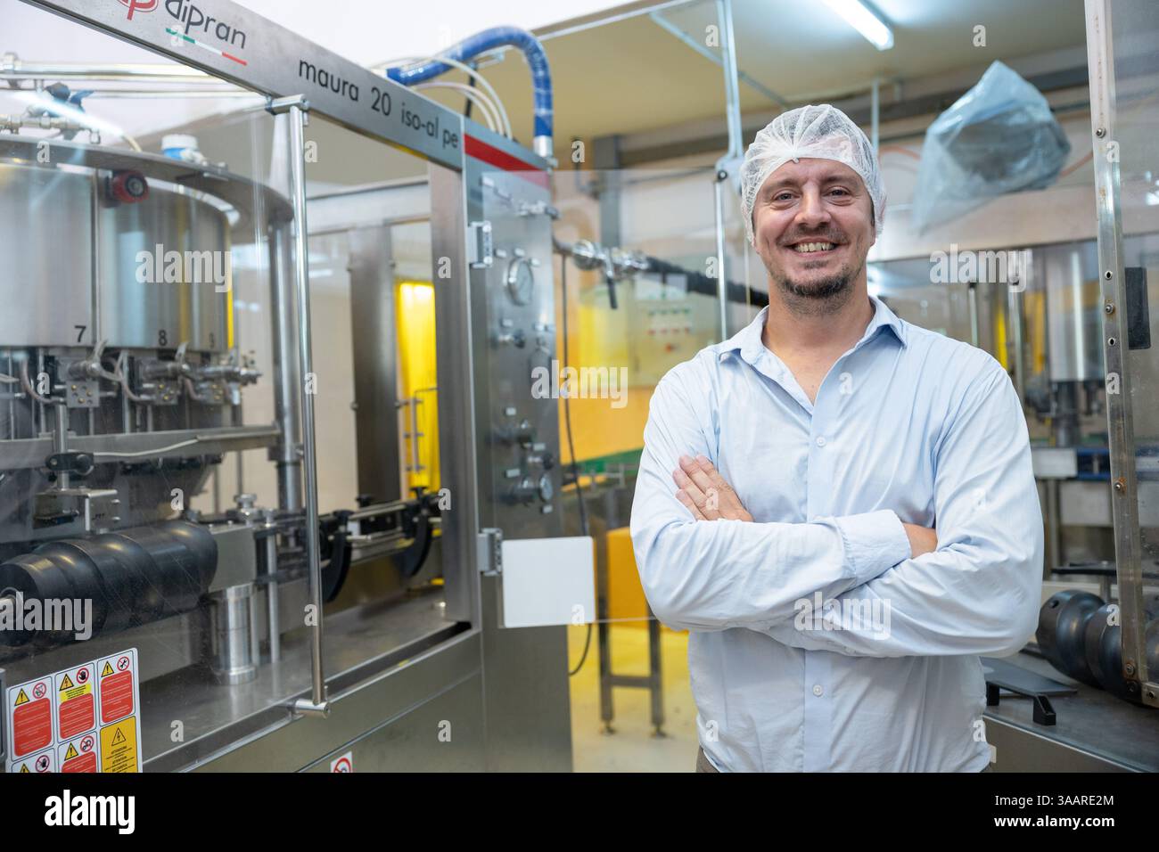 technicien professionnel d'ingénieur de portrait homme debout heureux sourire travail dans l'usine de boisson, superviseur de propriétaire de fabrication de succès. Banque D'Images