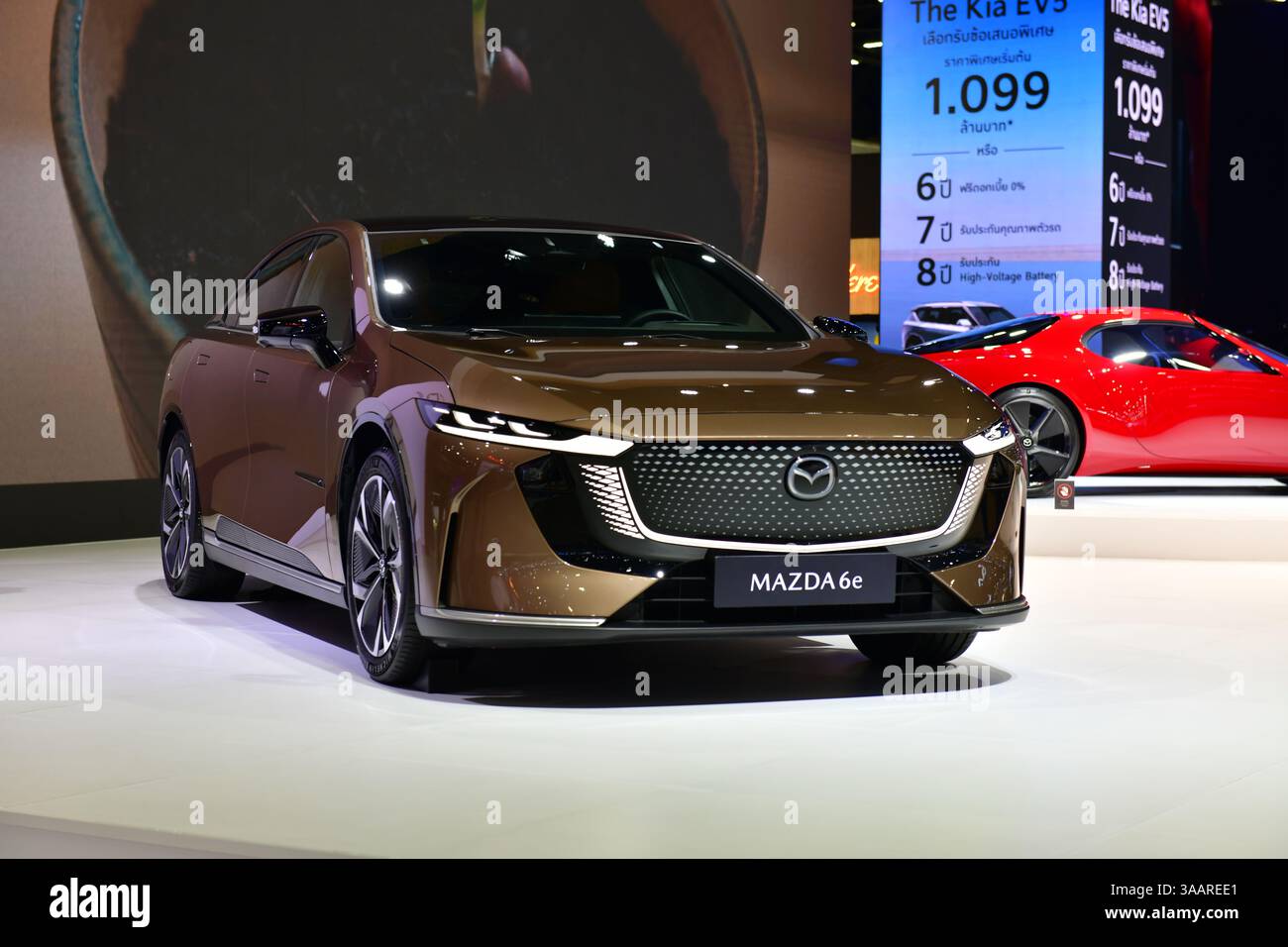 Thaïlande - 26 mars 2025 : la nouvelle Mazda A6e ou Mazda EZ-6 est un fastback de taille moyenne construit sur la même plate-forme EPA 1 que la ChangAn Deepal L0 au 46e. Banque D'Images