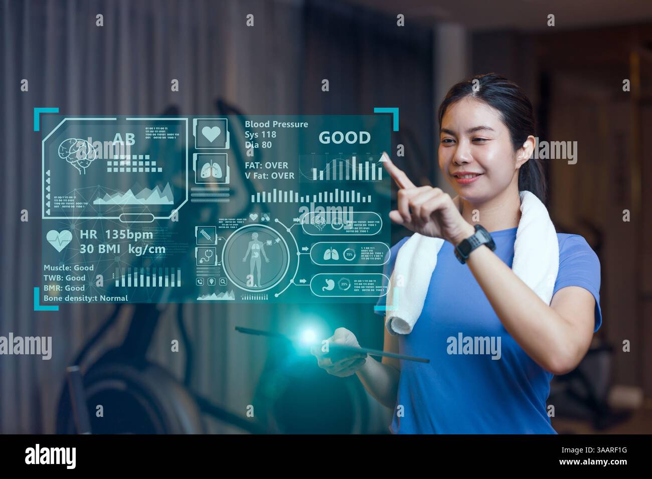 Les femmes sportives utilisant la technologie informatique d'IA pour analyser la santé du corps et les informations de forme physique affichent des graphiques effet visuel estival Banque D'Images