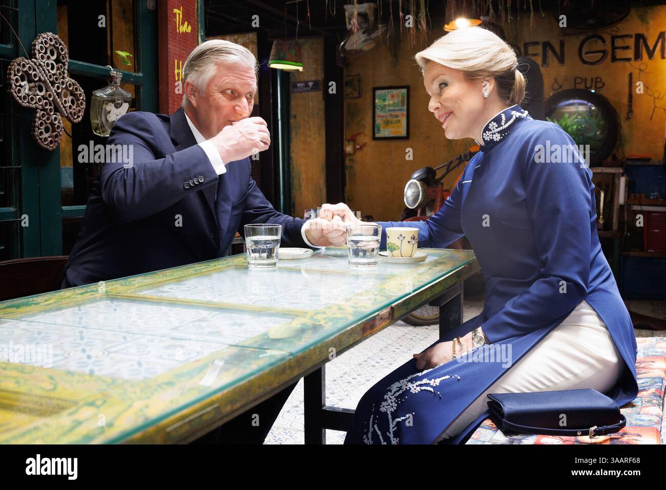 Hanoi, Vietnam. 01st Apr, 2025. Le Roi Philippe - Filip de Belgique et la Reine Mathilde de Belgique photographiés lors d'une visite au Hidden Gem Cafe, à Hanoi, Vietnam, le mardi 01 avril 2025. Le Roi et la Reine sont en visite officielle au Vietnam du 01 au 03 avril 2025. BELGA PHOTO BENOIT DOPPAGNE crédit : Belga News Agency/Alamy Live News Banque D'Images