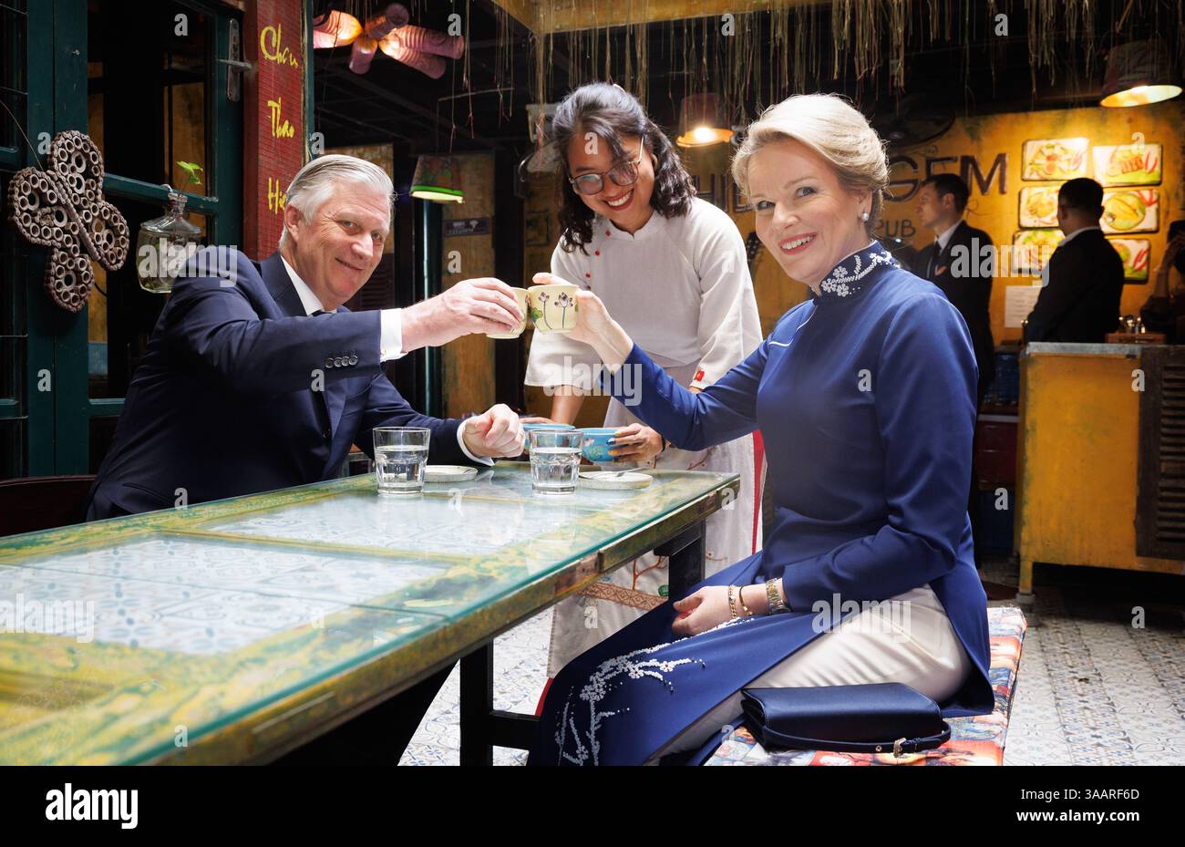 Hanoi, Vietnam. 01st Apr, 2025. Le Roi Philippe - Filip de Belgique et la Reine Mathilde de Belgique photographiés lors d'une visite au Hidden Gem Cafe, à Hanoi, Vietnam, le mardi 01 avril 2025. Le Roi et la Reine sont en visite officielle au Vietnam du 01 au 03 avril 2025. BELGA PHOTO BENOIT DOPPAGNE crédit : Belga News Agency/Alamy Live News Banque D'Images