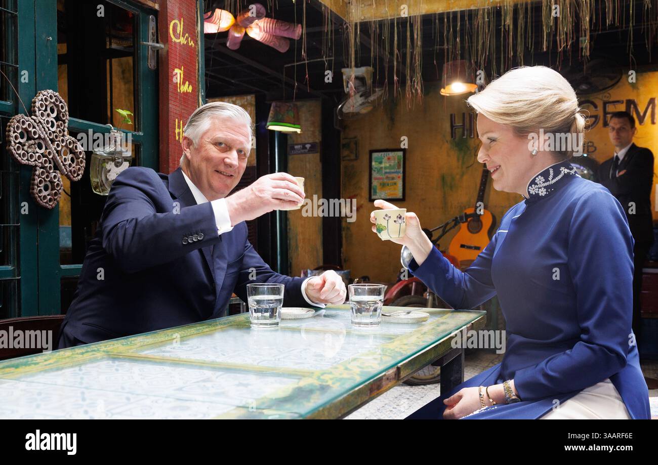 Hanoi, Vietnam. 01st Apr, 2025. Le Roi Philippe - Filip de Belgique et la Reine Mathilde de Belgique photographiés lors d'une visite au Hidden Gem Cafe, à Hanoi, Vietnam, le mardi 01 avril 2025. Le Roi et la Reine sont en visite officielle au Vietnam du 01 au 03 avril 2025. BELGA PHOTO BENOIT DOPPAGNE crédit : Belga News Agency/Alamy Live News Banque D'Images