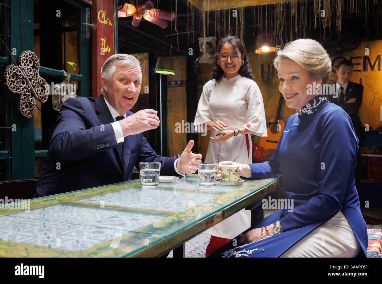 Hanoi, Vietnam. 01st Apr, 2025. Le Roi Philippe - Filip de Belgique et la Reine Mathilde de Belgique photographiés lors d'une visite au Hidden Gem Cafe, à Hanoi, Vietnam, le mardi 01 avril 2025. Le Roi et la Reine sont en visite officielle au Vietnam du 01 au 03 avril 2025. BELGA PHOTO BENOIT DOPPAGNE crédit : Belga News Agency/Alamy Live News Banque D'Images
