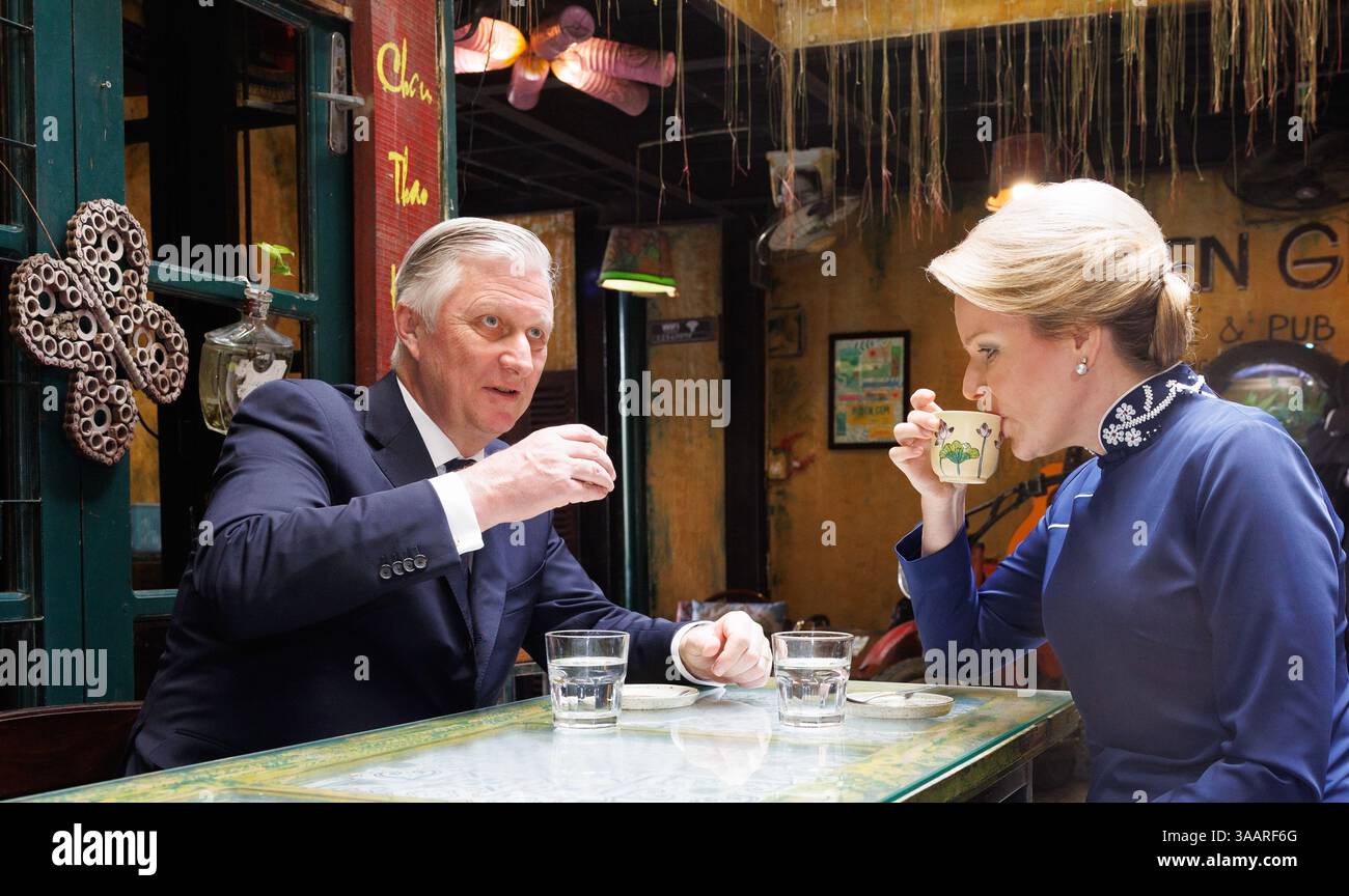 Hanoi, Vietnam. 01st Apr, 2025. Le Roi Philippe - Filip de Belgique et la Reine Mathilde de Belgique photographiés lors d'une visite au Hidden Gem Cafe, à Hanoi, Vietnam, le mardi 01 avril 2025. Le Roi et la Reine sont en visite officielle au Vietnam du 01 au 03 avril 2025. BELGA PHOTO BENOIT DOPPAGNE crédit : Belga News Agency/Alamy Live News Banque D'Images