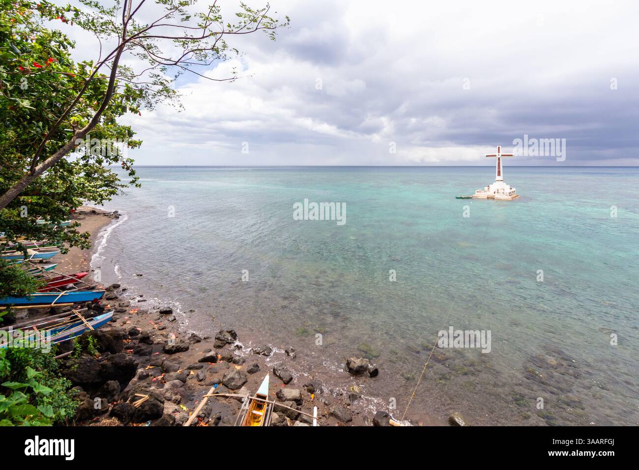Vue de l'immense croix en mer marquant le site du cimetière coulé, une destination touristique populaire à Camiguin, Philippines Banque D'Images