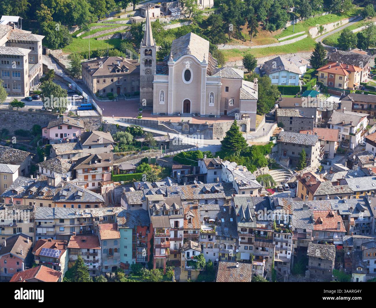 VUE AÉRIENNE. Vieille ville de Châtillon et l'église parich de San Pietro. Vallée d'Aoste, Italie. Banque D'Images