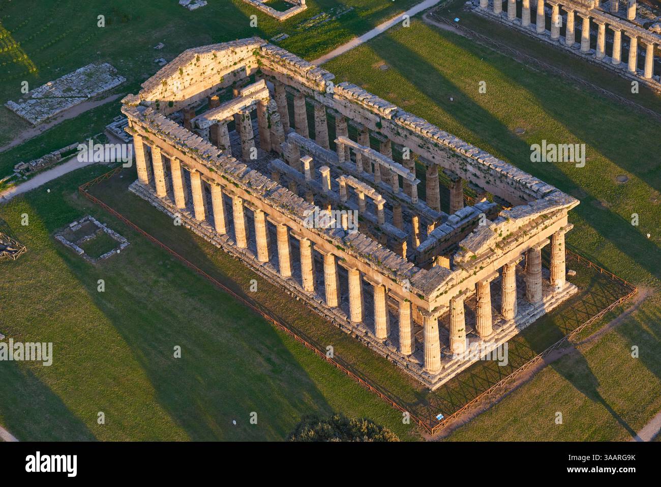 VUE AÉRIENNE. Temple grec d'Héra II ou Neptune. Paestum, Province de Salerne, Campanie, Italie. Banque D'Images