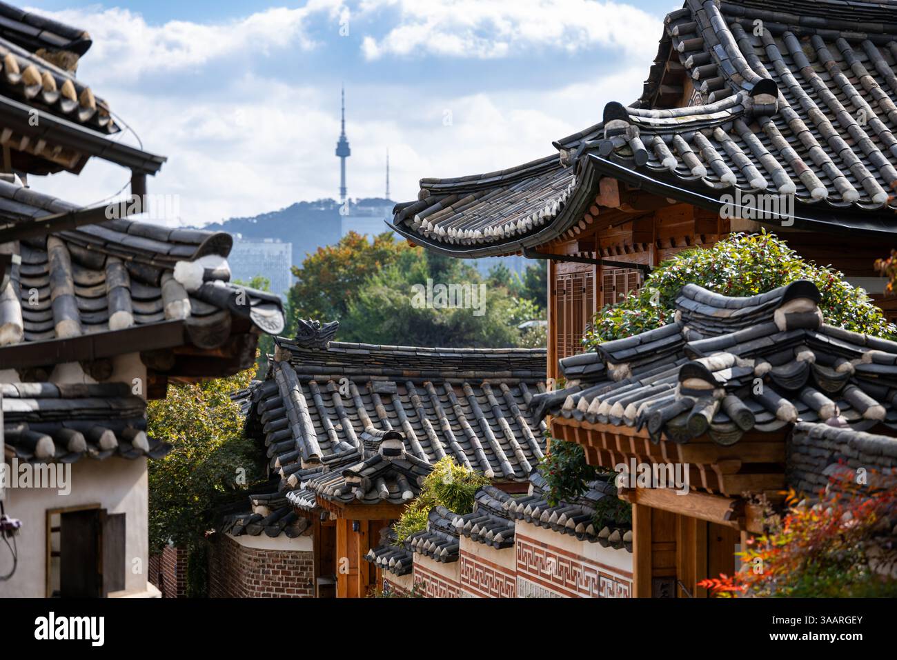 Toits du village de Bukchon Hanok avec N Seoul Tower. Séoul, Corée du Sud, Asie Banque D'Images