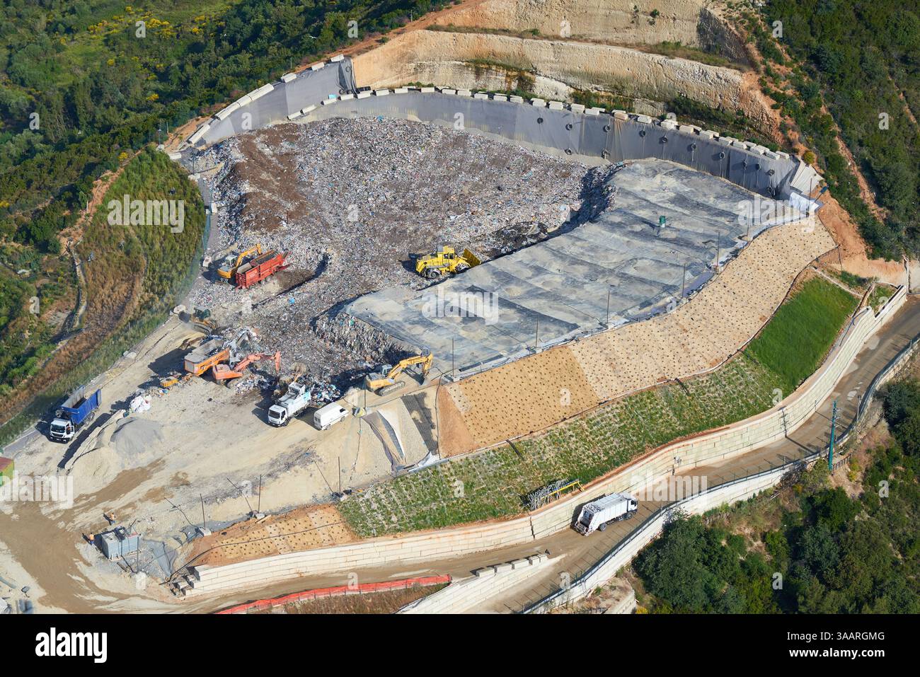 VUE AÉRIENNE. Décharge sur une colline à la périphérie de la ville de Sanremo. Imperia Province, Ligurie, Italie. Banque D'Images