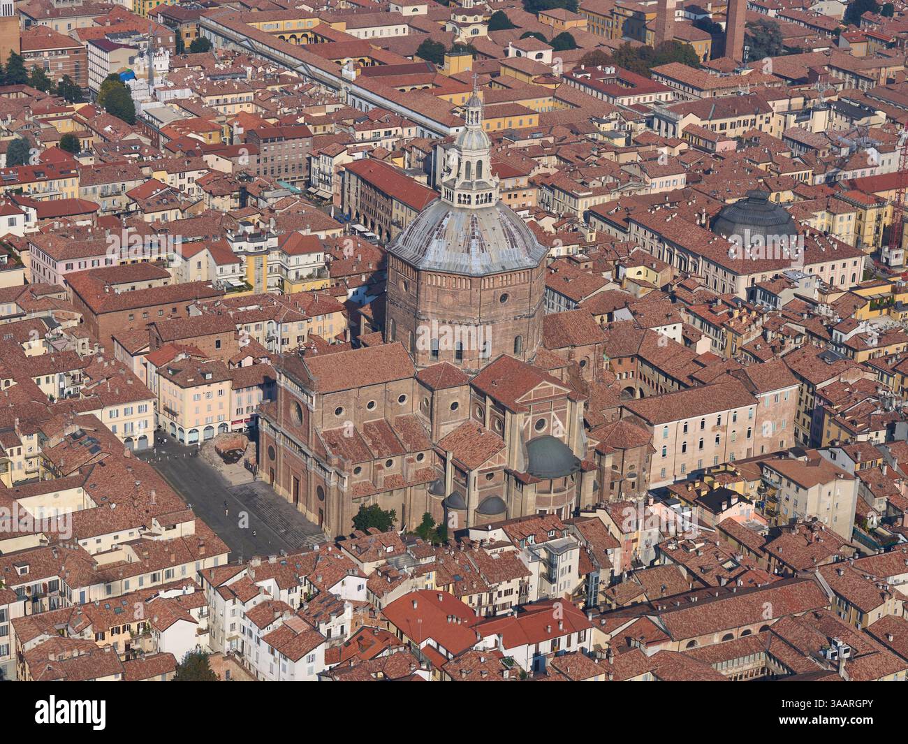 VUE AÉRIENNE. Cathédrale de Pavie. Province de Pavie, Lombardie, Italie. Banque D'Images