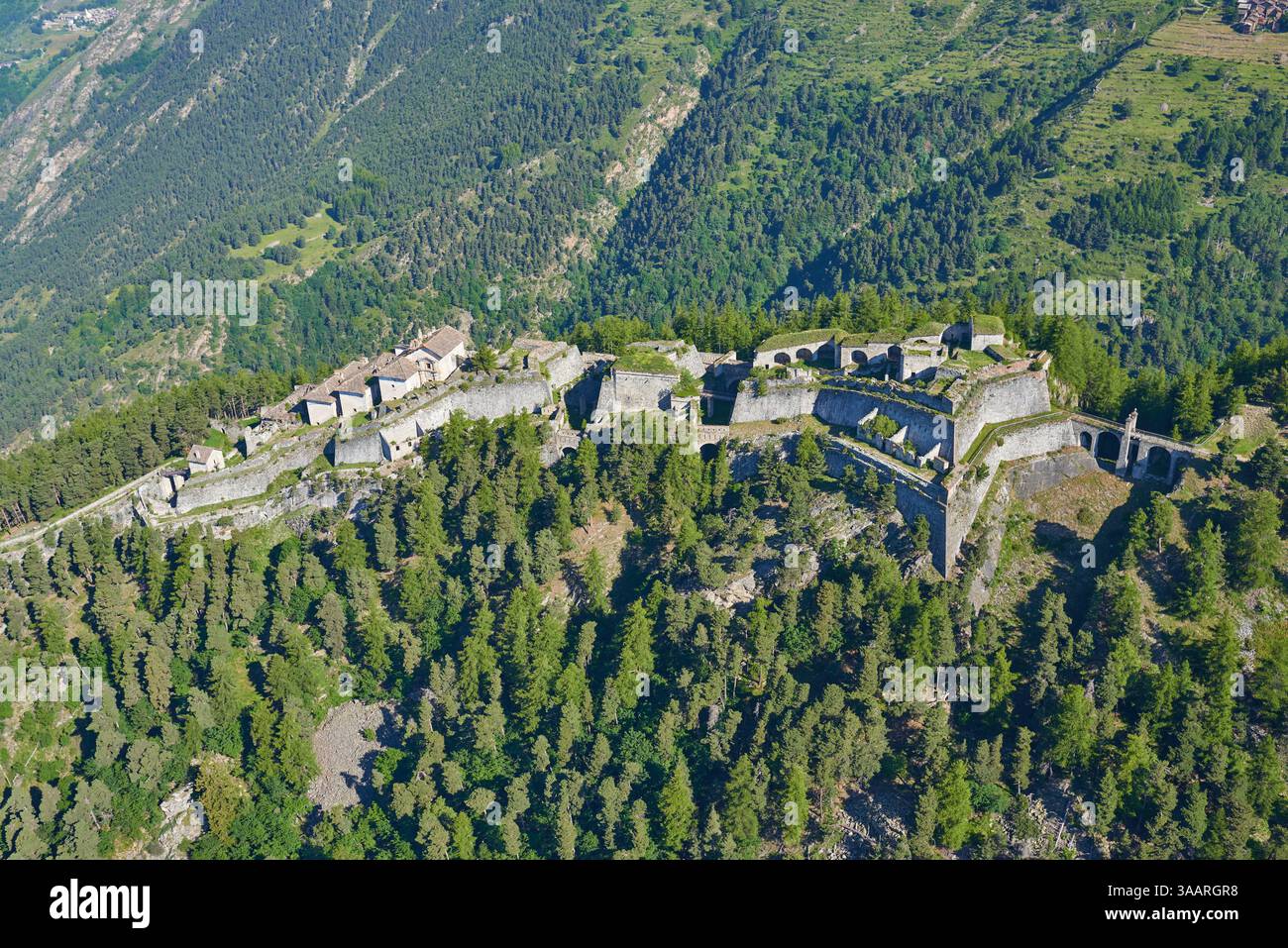 VUE AÉRIENNE. Fort de Fenestrelle au-dessus de la vallée de Chisone. Fenestrelle, ville métropolitaine de Turin, Piémont, italie. Banque D'Images