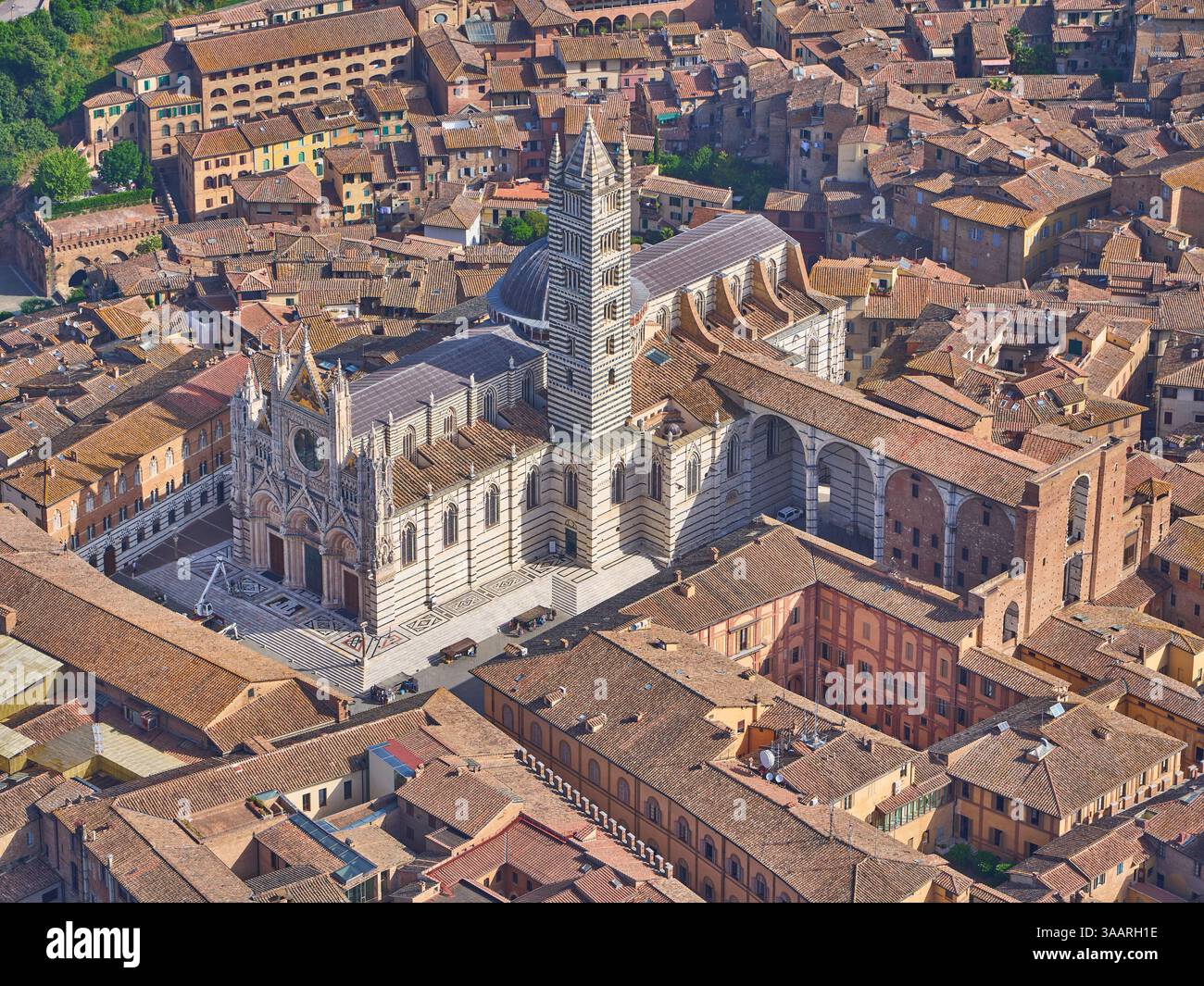 VUE AÉRIENNE. La cathédrale (duomo) de Sienne. Toscane, Italie. Banque D'Images