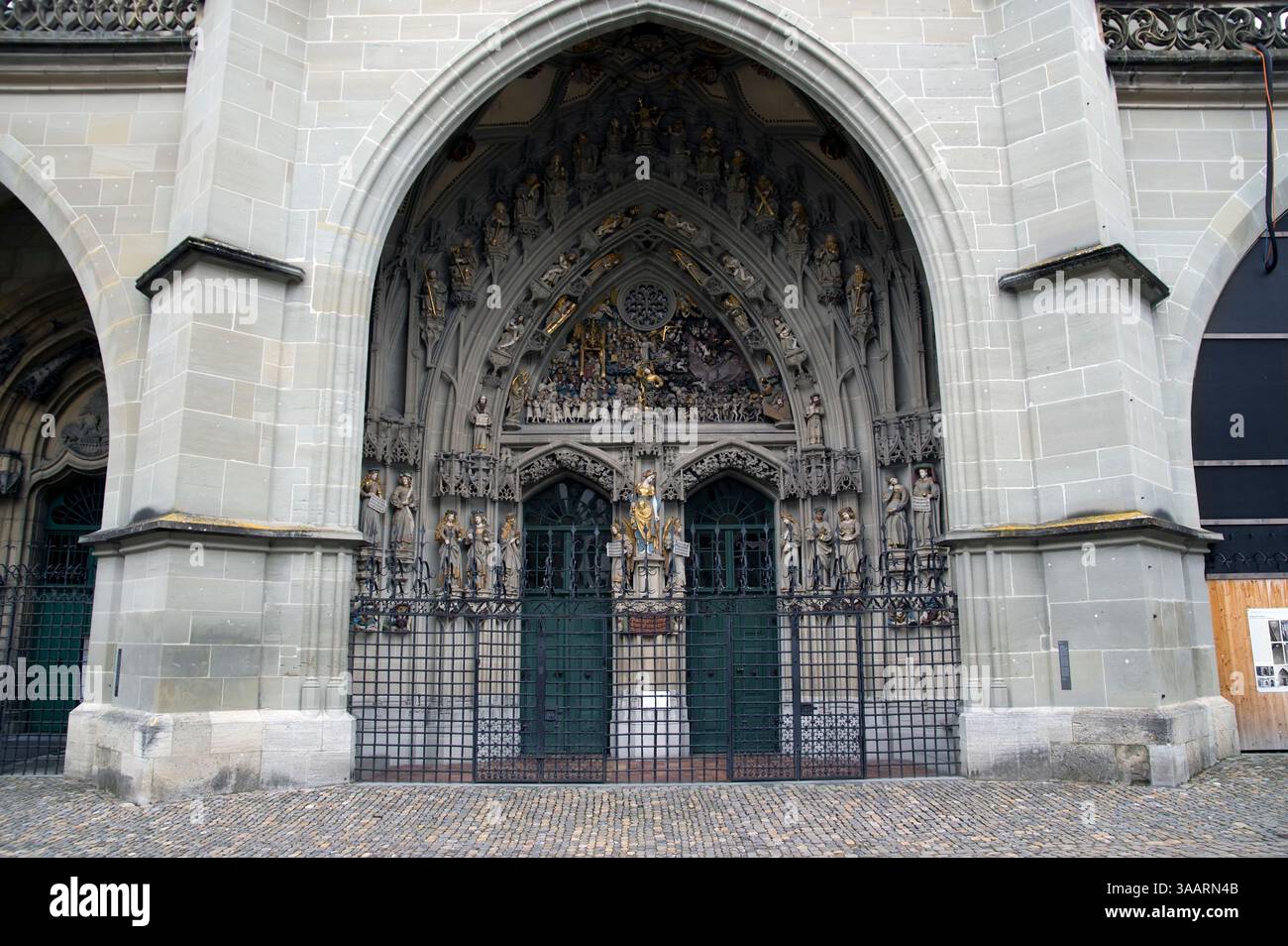 BERNE, SUISSE - 18 JANVIER 2025 : cathédrale de Berne Minster, sculptures gothiques tardives de l'entrée principale Banque D'Images