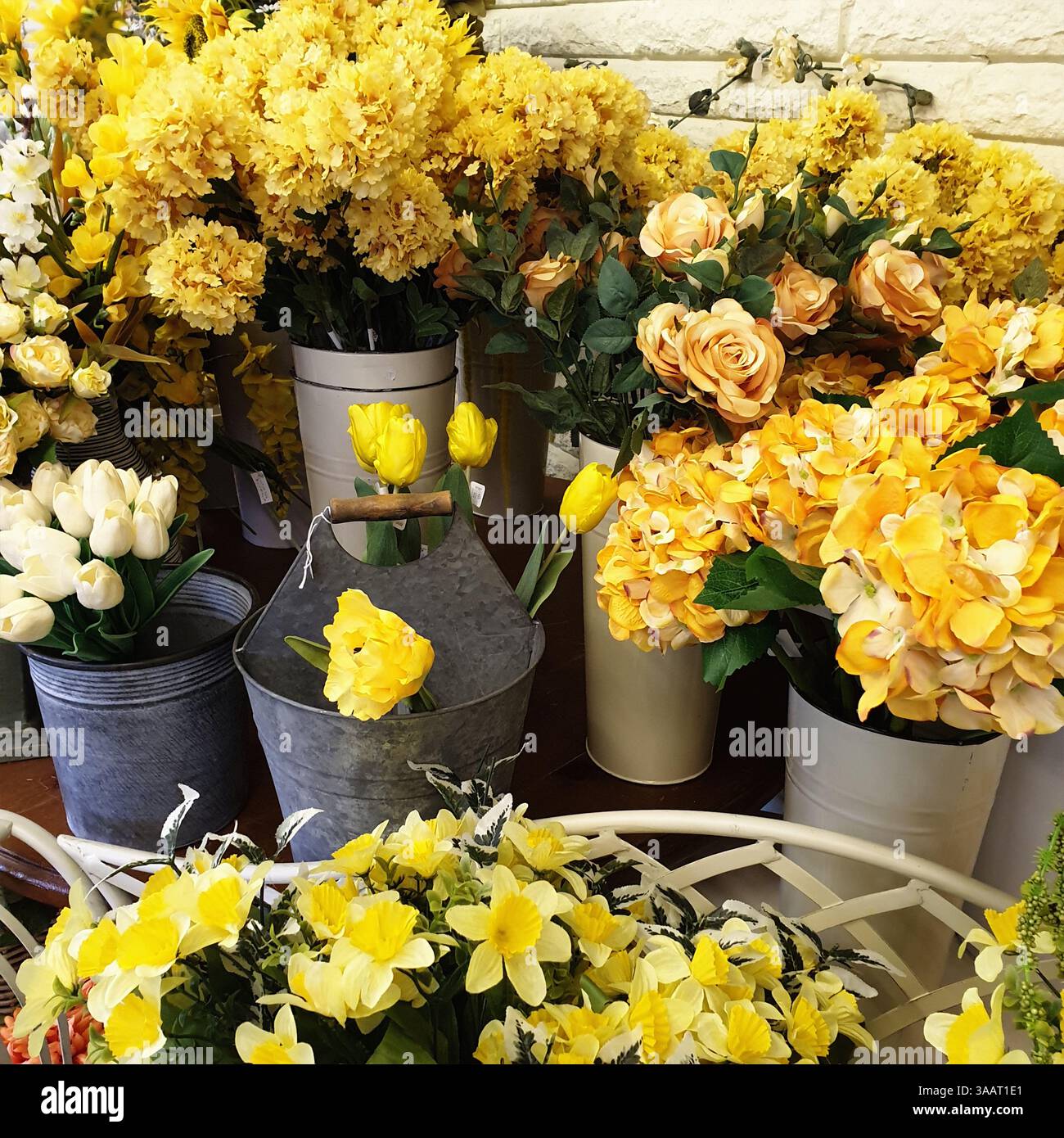 Présentoir de fleurs en plastique jaune, Flora Flower and Gift Centre Garden Centre, Macclesfield, Royaume-Uni Banque D'Images