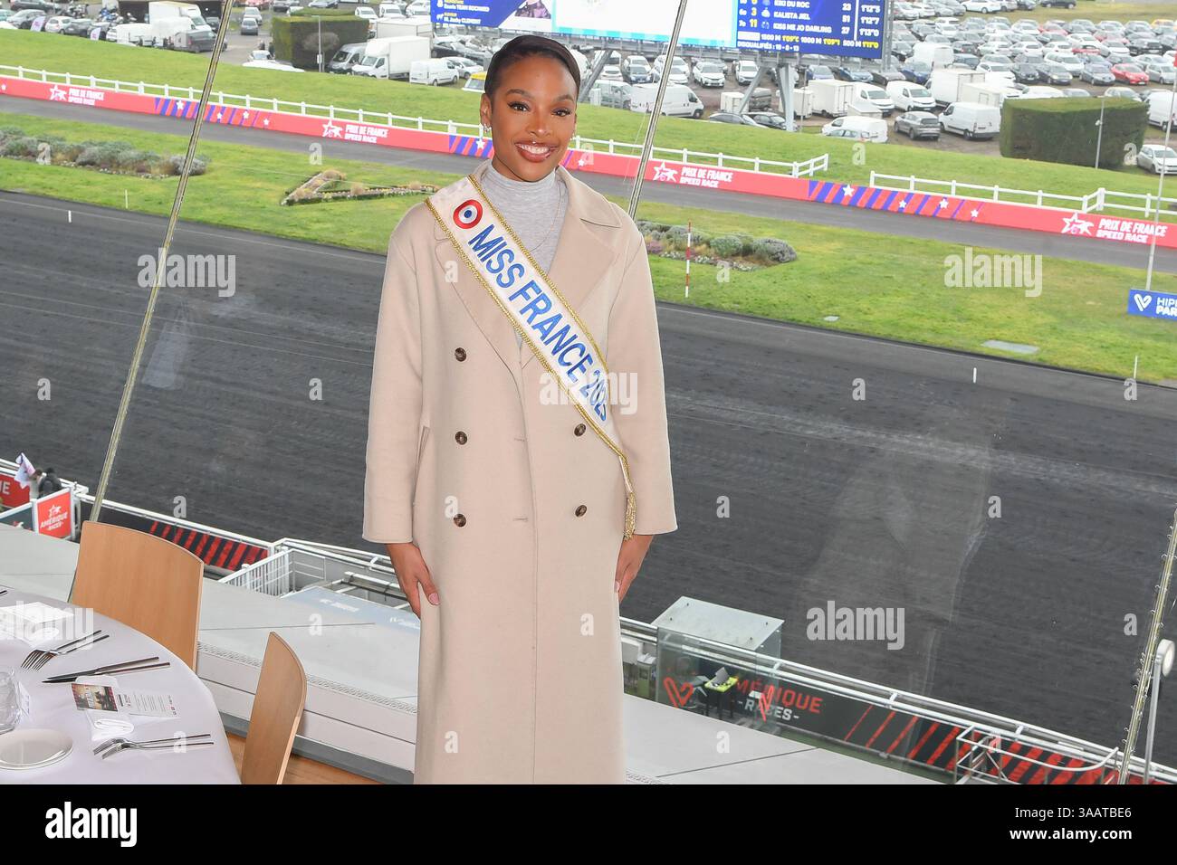 Vincennes, France. 26 janvier 2025. Angelique Angarni Filopon, Miss France 2025 présente à l'Hippodrome Paris Vincennes pour présenter le Prix de France au vainqueur, Vincennes, France, 26 janvier 2025. (Photo de Lionel Urman/Sipa USA) crédit : Sipa USA/Alamy Live News Banque D'Images
