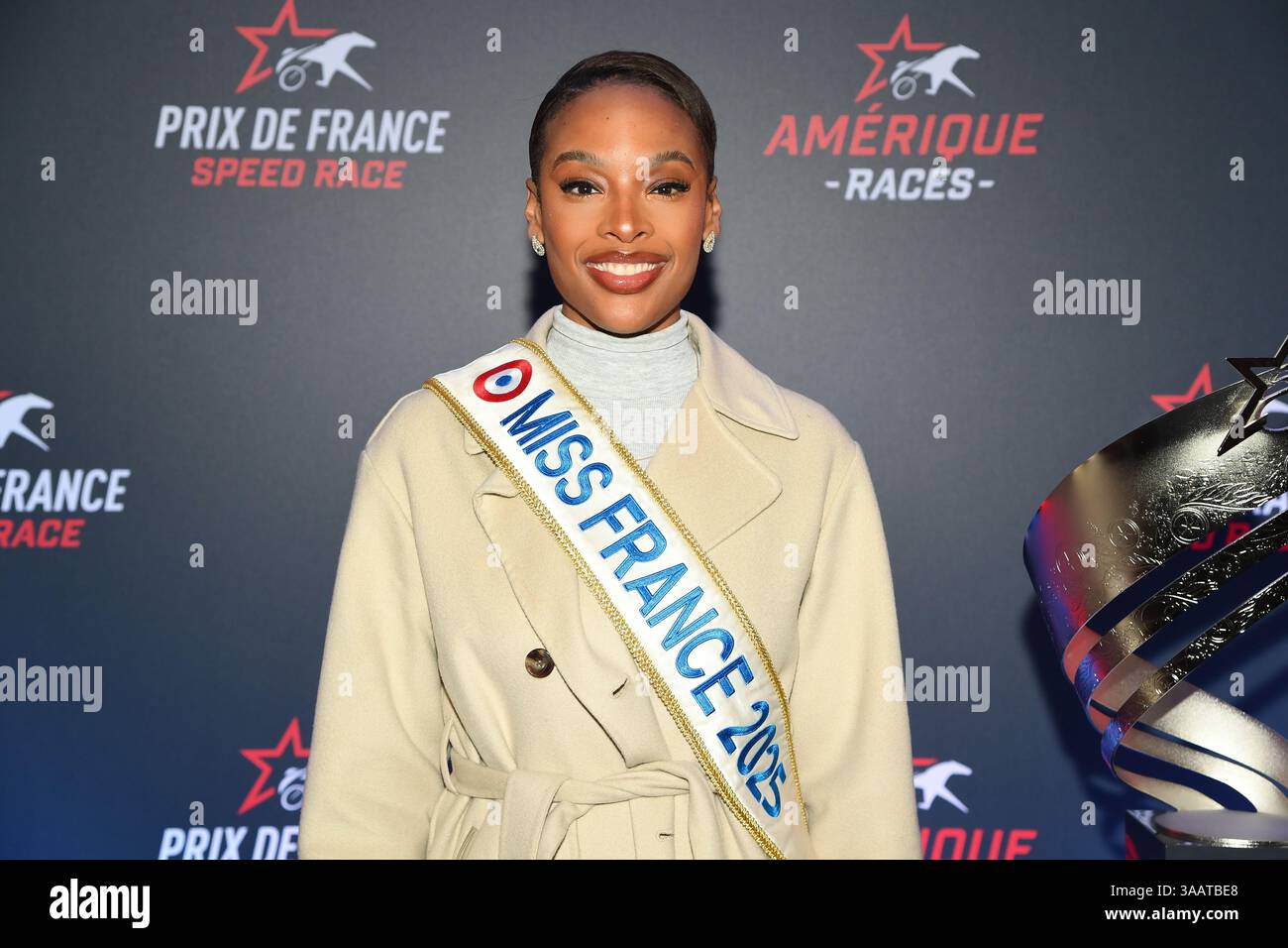 Vincennes, France. 26 janvier 2025. Angelique Angarni Filopon, Miss France 2025 présente à l'Hippodrome Paris Vincennes pour présenter le Prix de France au vainqueur, Vincennes, France, 26 janvier 2025. (Photo de Lionel Urman/Sipa USA) crédit : Sipa USA/Alamy Live News Banque D'Images