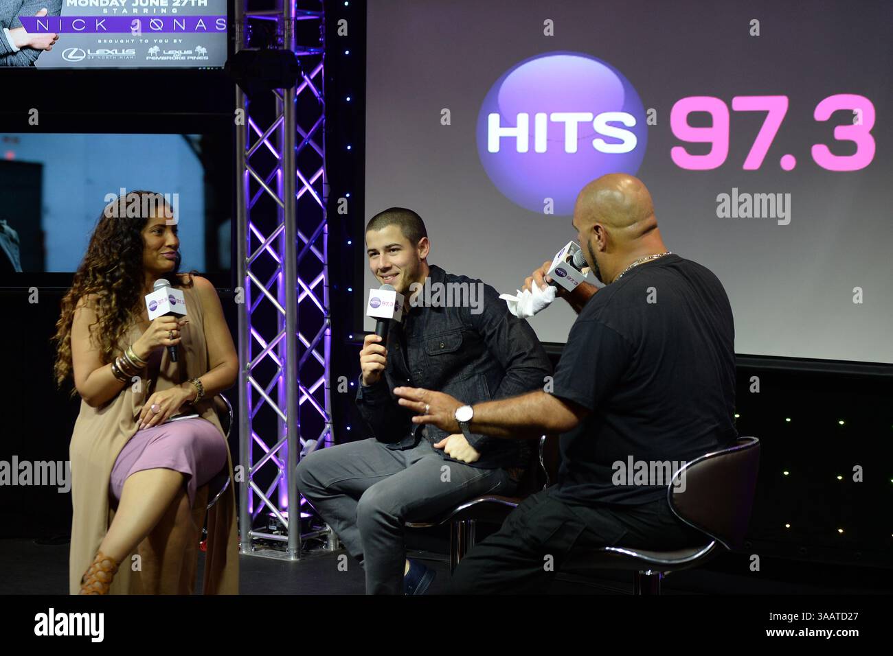 27 juin 2016 - Fort Lauderdale, Floride, États-Unis d'Amérique - HOLLYWOOD, FL - JUIN 27 : Nick Jonas visite la station de radio Hits 97,3 le 27 juin 2016 à Hollywood, Floride....personnes : DJ Kimmy, Nick Jonas, DJ Laz. (Crédit image : © Storms Media Group/SMG via ZUMA Wire) Banque D'Images