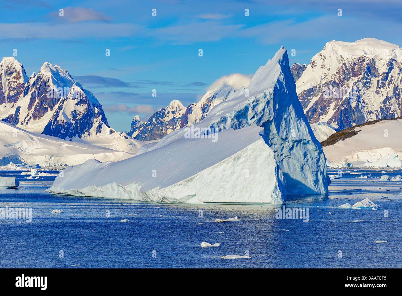 Iceberg flottant près du canal Lemaire au large de la côte antarctique, séparant la péninsule de Kiev sur le continent et l'île Booth Banque D'Images