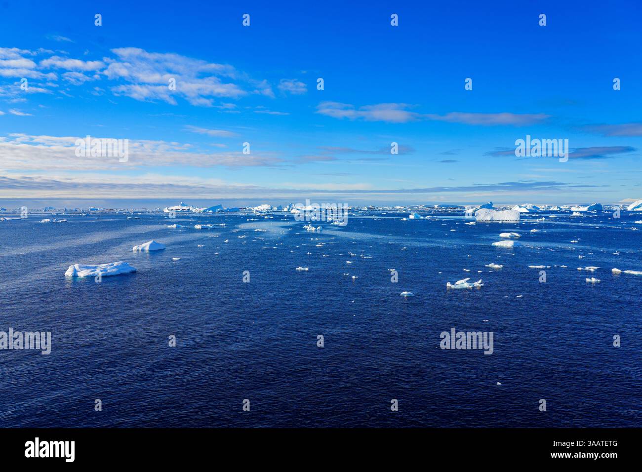 Iceberg flottant près du canal Lemaire au large de la côte antarctique, séparant la péninsule de Kiev sur le continent et l'île Booth Banque D'Images