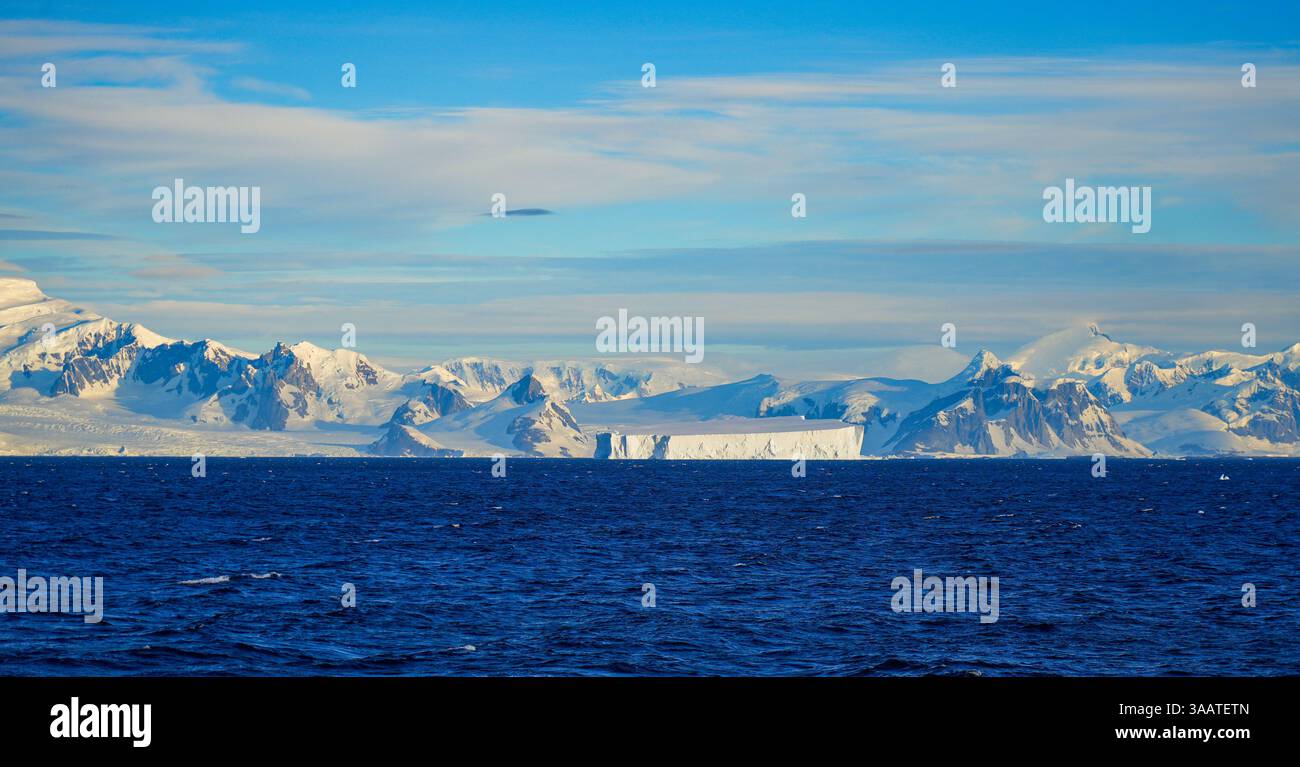 Vue panoramique sur les montagnes de la côte ouest de la péninsule de Kiev sur Graham Land sur la péninsule Antarctique Banque D'Images