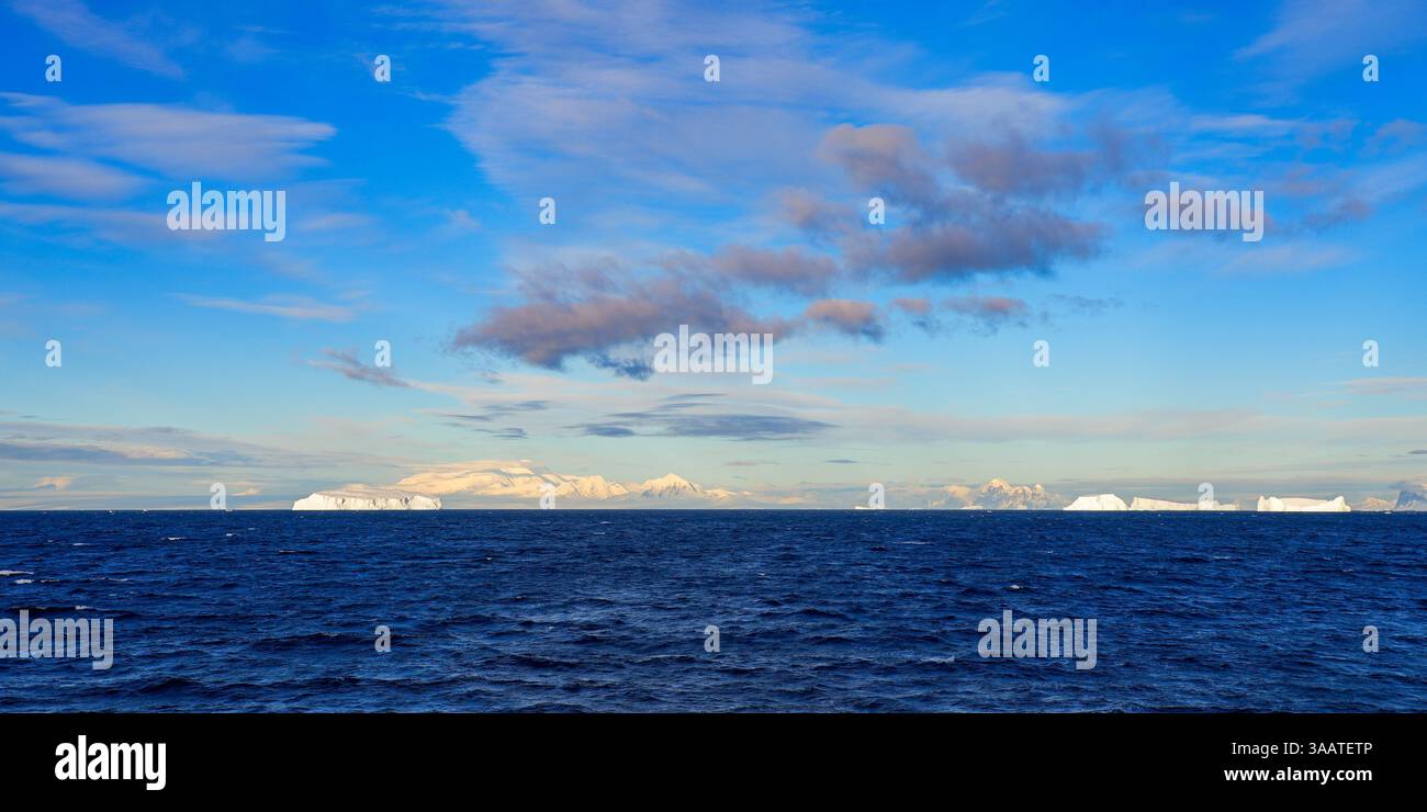 Vue panoramique sur les montagnes de la côte ouest de la péninsule de Kiev sur Graham Land sur la péninsule Antarctique Banque D'Images