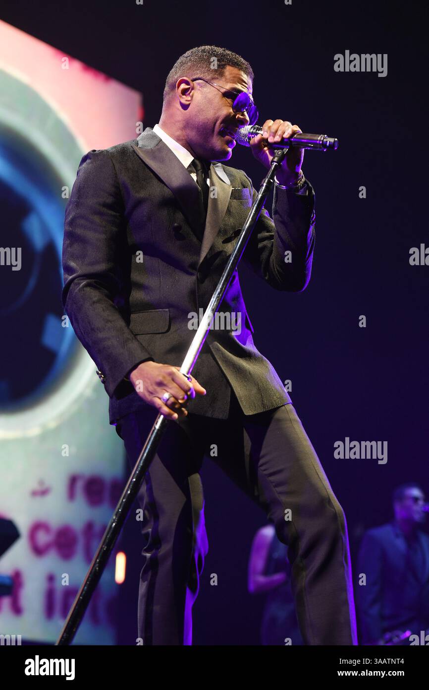 29 novembre 2016 - Miami Beach, Floride, États-Unis d'Amérique - MIAMI, FL - NOVEMBRE 29 : Maxwell se produit à l'AmericanAirlines Arena le 29 novembre 2016 à Miami en Floride....personnes : Maxwell. (Crédit image : © Storms Media Group/SMG via ZUMA Wire) Banque D'Images