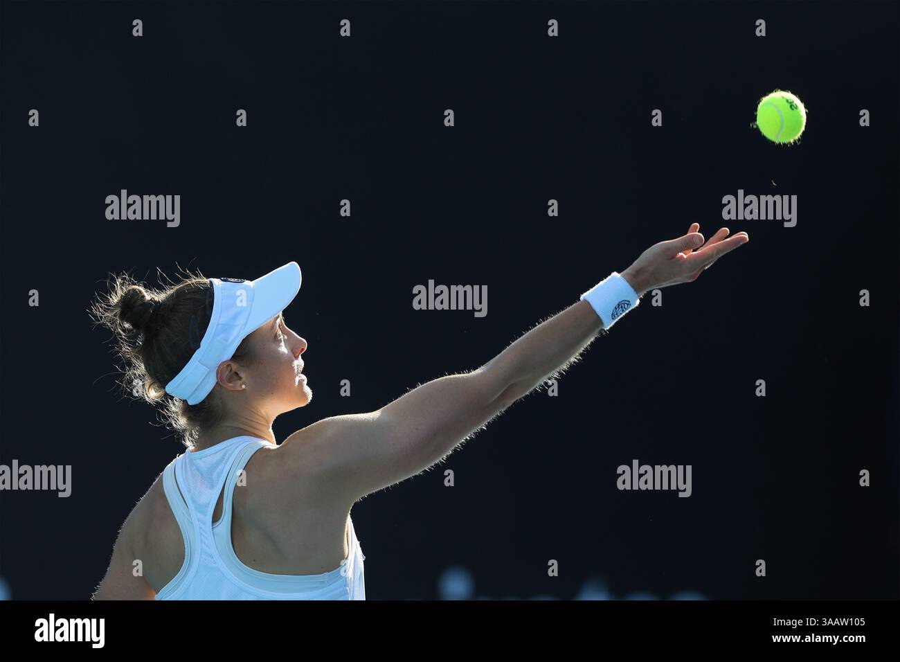 La joueuse de tennis belge Marie Benoit (bel) jouant un tir de service à l'Australian Open 2025, Melbourne Park, Melbourne, Victoria, Austral Banque D'Images