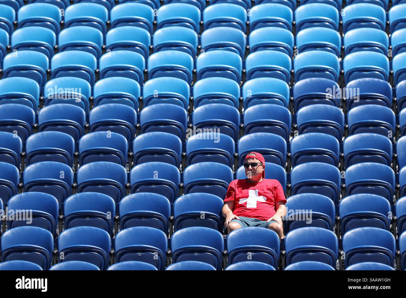 Un seul fan suisse assis dans les tribunes regardant la finale de l'Open d'Australie junior garçons 2025, Melbourne Park, Melbourne, Victoria, Australie Banque D'Images