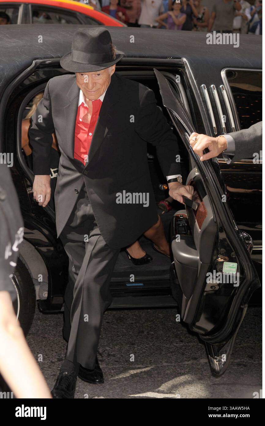 TORONTO, ON - 12 SEPTEMBRE : L'éditeur Hugh Hefner (C) arrive avec ses camarades de Playboy Kristina Shannon (G) et Crystal Harris à la projection 'Hugh Hefner : Playboy, activiste et rebelle' lors du Festival international du film de Toronto 2009 qui se tient à la salle de projection Visa du Théâtre Elgin le 12 septembre 2009 à Toronto, Canada...People : Hugh Hefner (crédit image : © SMG via ZUMA Wire) Banque D'Images