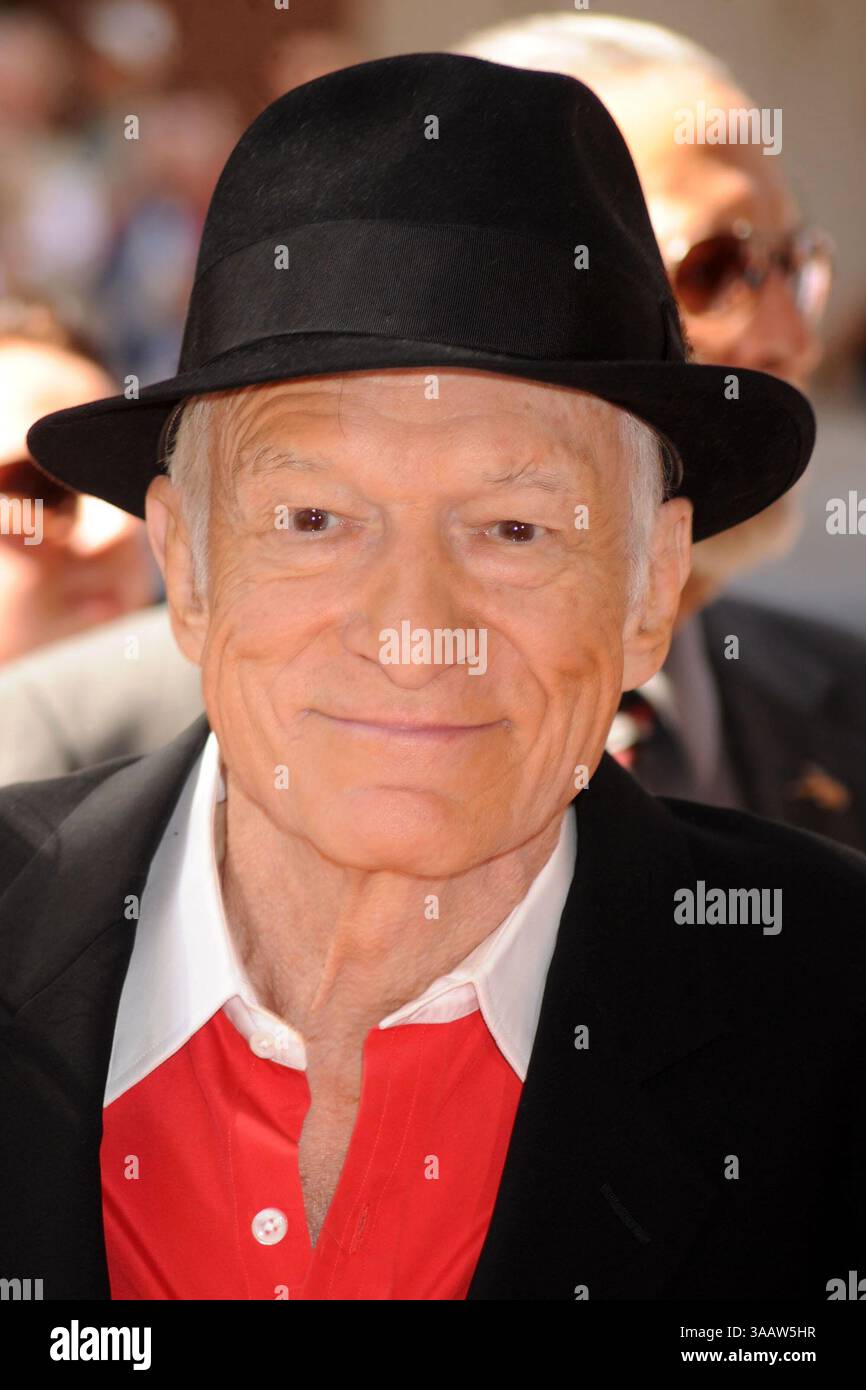 TORONTO, ON - 12 SEPTEMBRE : L'éditeur Hugh Hefner (C) arrive avec ses camarades de Playboy Kristina Shannon (G) et Crystal Harris à la projection 'Hugh Hefner : Playboy, activiste et rebelle' lors du Festival international du film de Toronto 2009 qui se tient à la salle de projection Visa du Théâtre Elgin le 12 septembre 2009 à Toronto, Canada...People : Hugh Hefner (crédit image : © SMG via ZUMA Wire) Banque D'Images