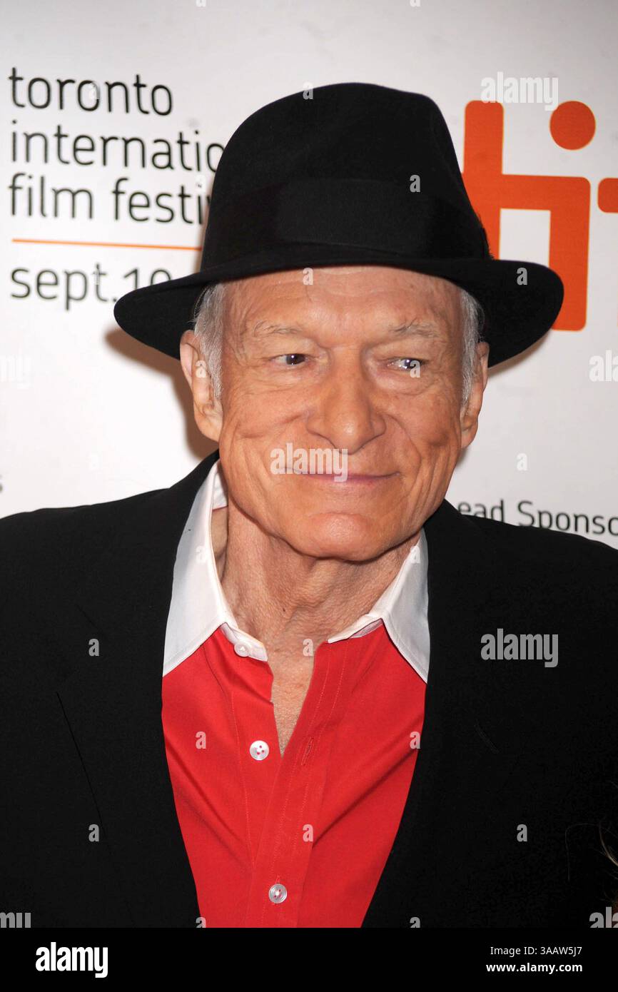 TORONTO, ON - 12 SEPTEMBRE : L'éditeur Hugh Hefner (C) arrive avec ses camarades de Playboy Kristina Shannon (G) et Crystal Harris à la projection 'Hugh Hefner : Playboy, activiste et rebelle' lors du Festival international du film de Toronto 2009 qui se tient à la salle de projection Visa du Théâtre Elgin le 12 septembre 2009 à Toronto, Canada...People : Hugh Hefner (crédit image : © SMG via ZUMA Wire) Banque D'Images