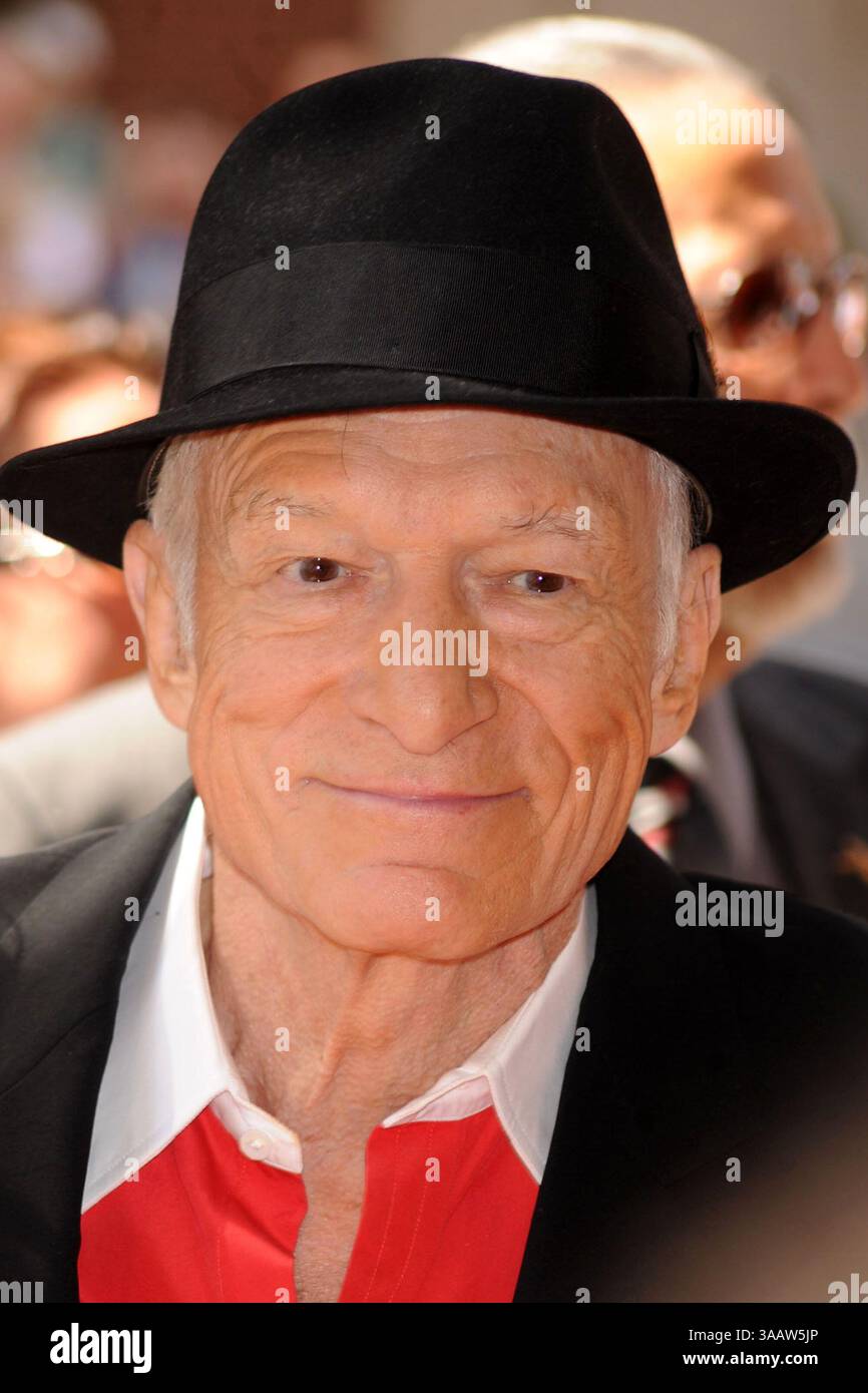 TORONTO, ON - 12 SEPTEMBRE : L'éditeur Hugh Hefner (C) arrive avec ses camarades de Playboy Kristina Shannon (G) et Crystal Harris à la projection 'Hugh Hefner : Playboy, activiste et rebelle' lors du Festival international du film de Toronto 2009 qui se tient à la salle de projection Visa du Théâtre Elgin le 12 septembre 2009 à Toronto, Canada...People : Hugh Hefner (crédit image : © SMG via ZUMA Wire) Banque D'Images
