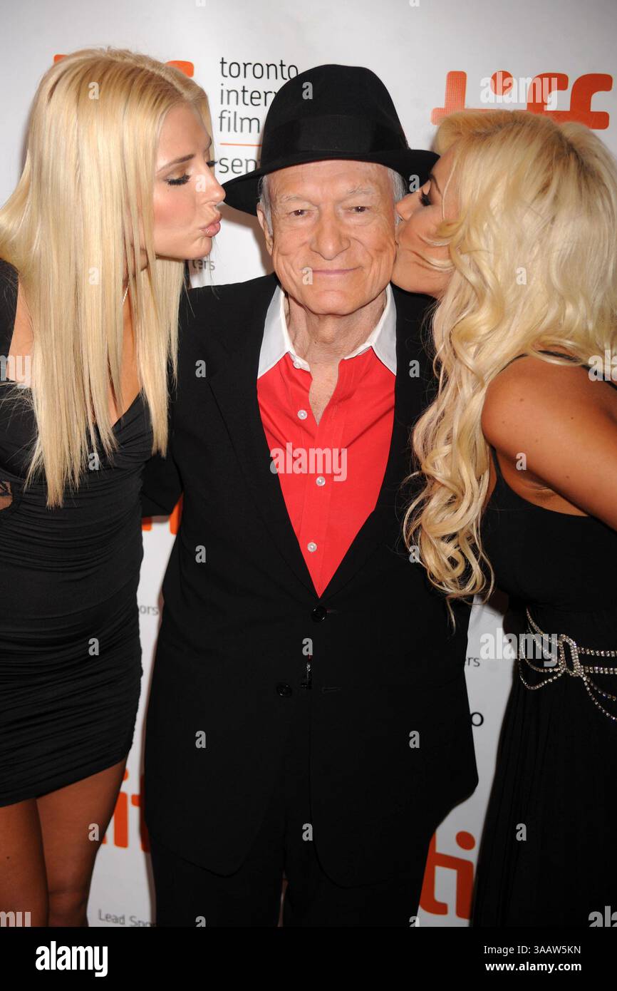 TORONTO, ON - 12 SEPTEMBRE : L'éditeur Hugh Hefner (C) arrive avec ses camarades de Playboy Kristina Shannon (G) et Crystal Harris à la projection 'Hugh Hefner : Playboy, activiste et rebelle' lors du Festival international du film de Toronto 2009 qui se tient à la salle de projection Visa du Théâtre Elgin le 12 septembre 2009 à Toronto, Canada...People : Hugh Hefner (crédit image : © SMG via ZUMA Wire) Banque D'Images
