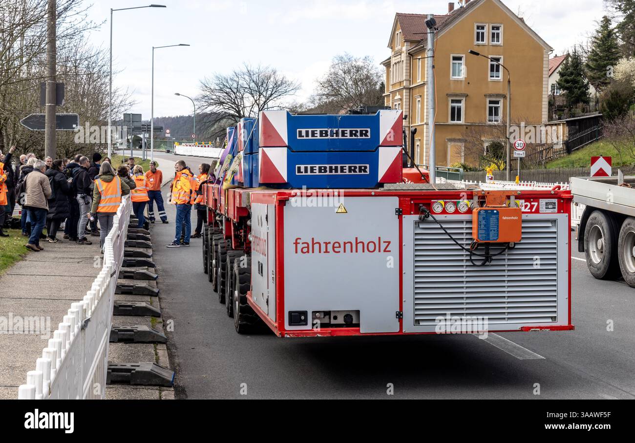 Bad Schandau, Allemagne. 01st Apr, 2025. Dans la ville saxonne de Bad Schandau, près de la frontière tchèque, un test de résistance de trois jours sur un pont dont la fermeture depuis début novembre a compliqué la circulation dans la région frontalière a commencé le 1er avril 2025, Bad Schandau, Allemagne. Pour la première fois en Allemagne, un module télécommandé est utilisé pour déterminer la capacité de charge du pont. Crédit : Vojtech Hajek/CTK photo/Alamy Live News Banque D'Images