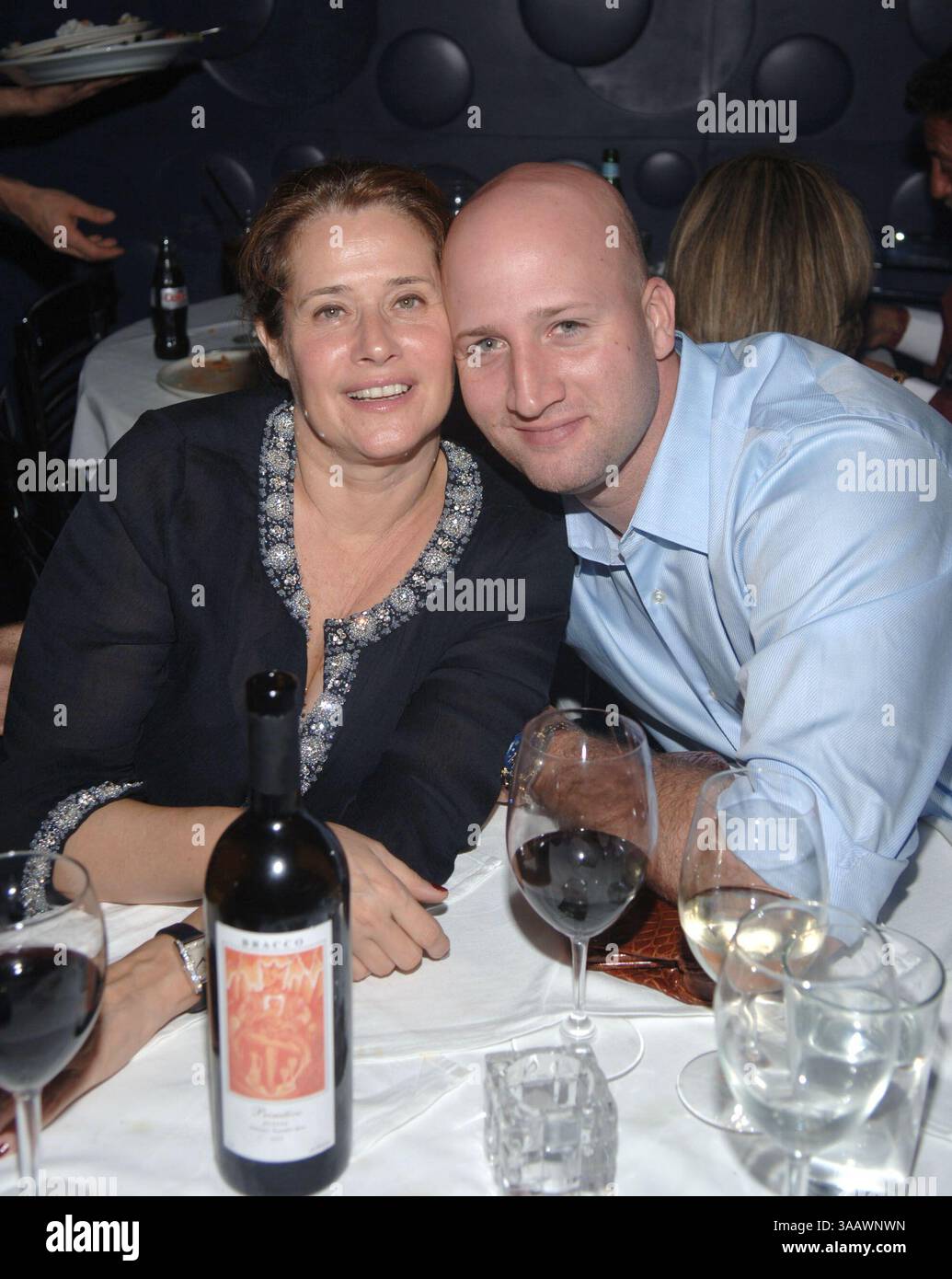 SMG Sopranos Recap 061007 01.JPG ((COUVERTURE EXCLUSIVE) )..TOUTES LES PHOTOS PRISES en 2005-2007 EN FLORIDE États-Unis ( fichier photos) ..MIAMI BEACH - 10 JUIN 2007 : (COUVERTURE EXCLUSIVE) The Sopranos est une série télévisée américaine créée par David Chase et diffusée à l'origine sur le réseau HBO. L'émission tourne autour du patron de la mafia du New Jersey Tony Soprano et des difficultés qu'il rencontre alors qu'il essaie d'équilibrer les exigences souvent contradictoires de sa vie familiale et de l'organisation criminelle qu'il dirige. La série met en vedette, entre autres, James Gandolfini, Lorraine Bracco, Edie Falco, et Michael Imperioli. Le Banque D'Images