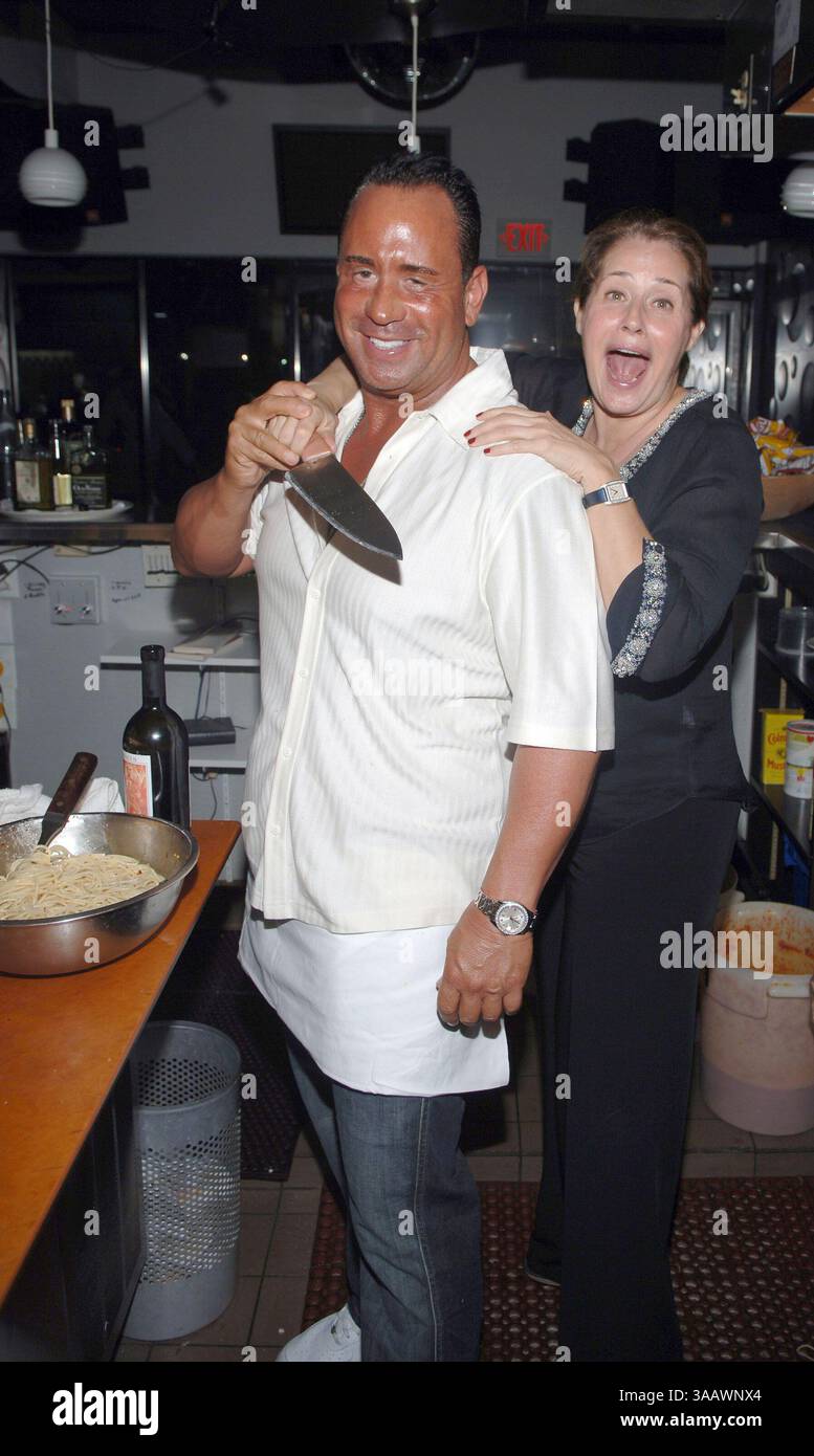 SMG Sopranos Recap 061007 01.JPG ((COUVERTURE EXCLUSIVE) )..TOUTES LES PHOTOS PRISES en 2005-2007 EN FLORIDE États-Unis ( fichier photos) ..MIAMI BEACH - 10 JUIN 2007 : (COUVERTURE EXCLUSIVE) The Sopranos est une série télévisée américaine créée par David Chase et diffusée à l'origine sur le réseau HBO. L'émission tourne autour du patron de la mafia du New Jersey Tony Soprano et des difficultés qu'il rencontre alors qu'il essaie d'équilibrer les exigences souvent contradictoires de sa vie familiale et de l'organisation criminelle qu'il dirige. La série met en vedette, entre autres, James Gandolfini, Lorraine Bracco, Edie Falco, et Michael Imperioli. Le Banque D'Images