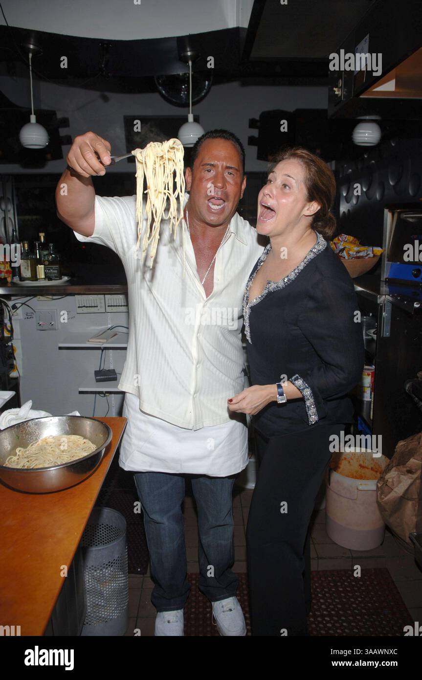 MIAMI BEACH - 10 JUIN 2007 : (COUVERTURE EXCLUSIVE) The Sopranos est une série télévisée américaine créée par David Chase et diffusée à l'origine sur le réseau HBO. L'émission tourne autour du patron de la mafia du New Jersey Tony Soprano et des difficultés qu'il rencontre alors qu'il essaie d'équilibrer les exigences souvent contradictoires de sa vie familiale et de l'organisation criminelle qu'il dirige. La série met en vedette, entre autres, James Gandolfini, Lorraine Bracco, Edie Falco, et Michael Imperioli. Le spectacle dispose d'un grand casting et plusieurs membres ont été reconnus pour leur capacité d'acteur..les Sopranos au départ Banque D'Images