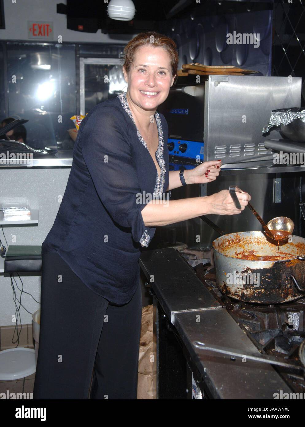 SMG Sopranos Recap 061007 01.JPG ((COUVERTURE EXCLUSIVE) )..TOUTES LES PHOTOS PRISES en 2005-2007 EN FLORIDE États-Unis ( fichier photos) ..MIAMI BEACH - 10 JUIN 2007 : (COUVERTURE EXCLUSIVE) The Sopranos est une série télévisée américaine créée par David Chase et diffusée à l'origine sur le réseau HBO. L'émission tourne autour du patron de la mafia du New Jersey Tony Soprano et des difficultés qu'il rencontre alors qu'il essaie d'équilibrer les exigences souvent contradictoires de sa vie familiale et de l'organisation criminelle qu'il dirige. La série met en vedette, entre autres, James Gandolfini, Lorraine Bracco, Edie Falco, et Michael Imperioli. Le Banque D'Images